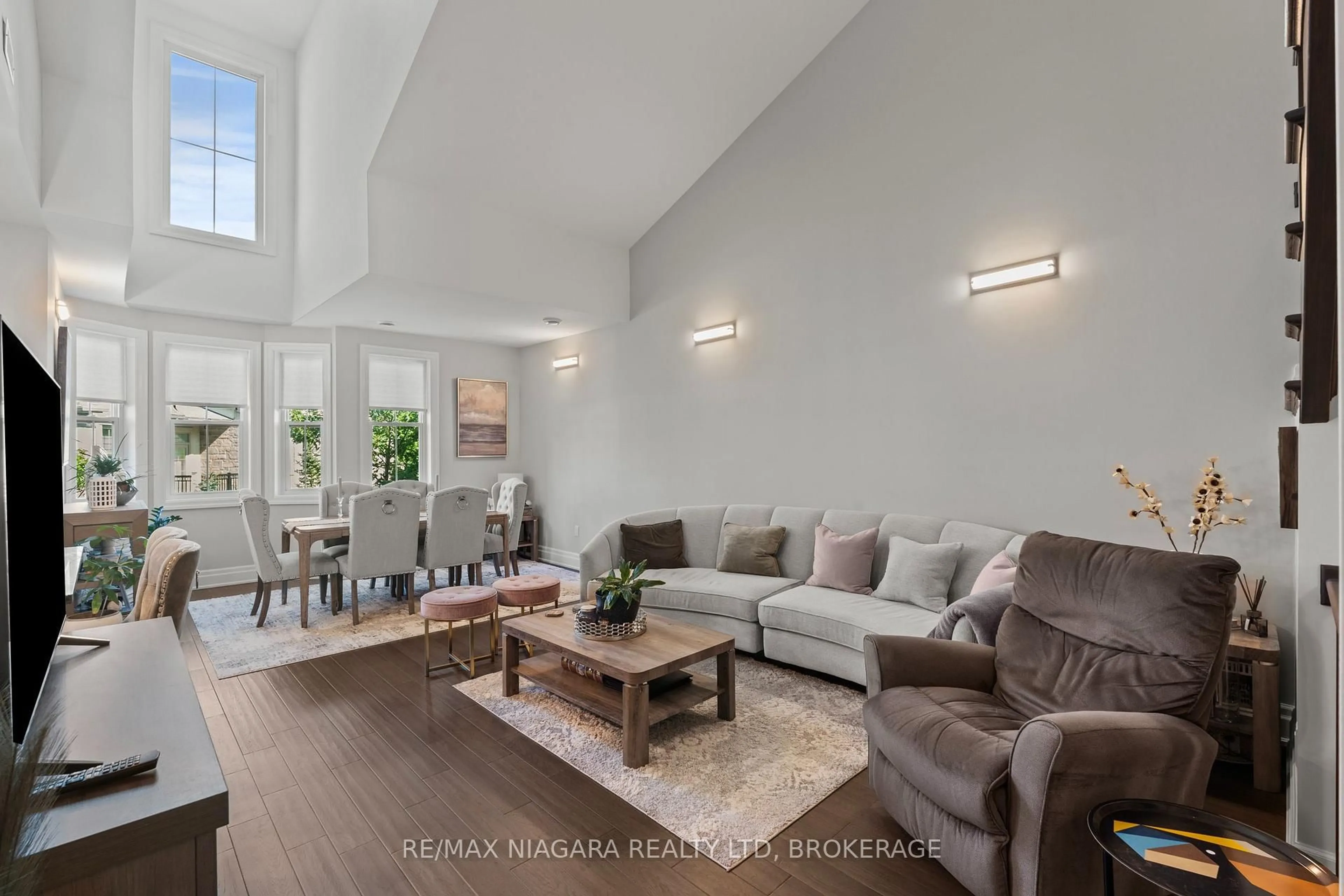 Living room with furniture, unknown for 8 St. Andrews Lane, Niagara-on-the-Lake Ontario L0S 1J0