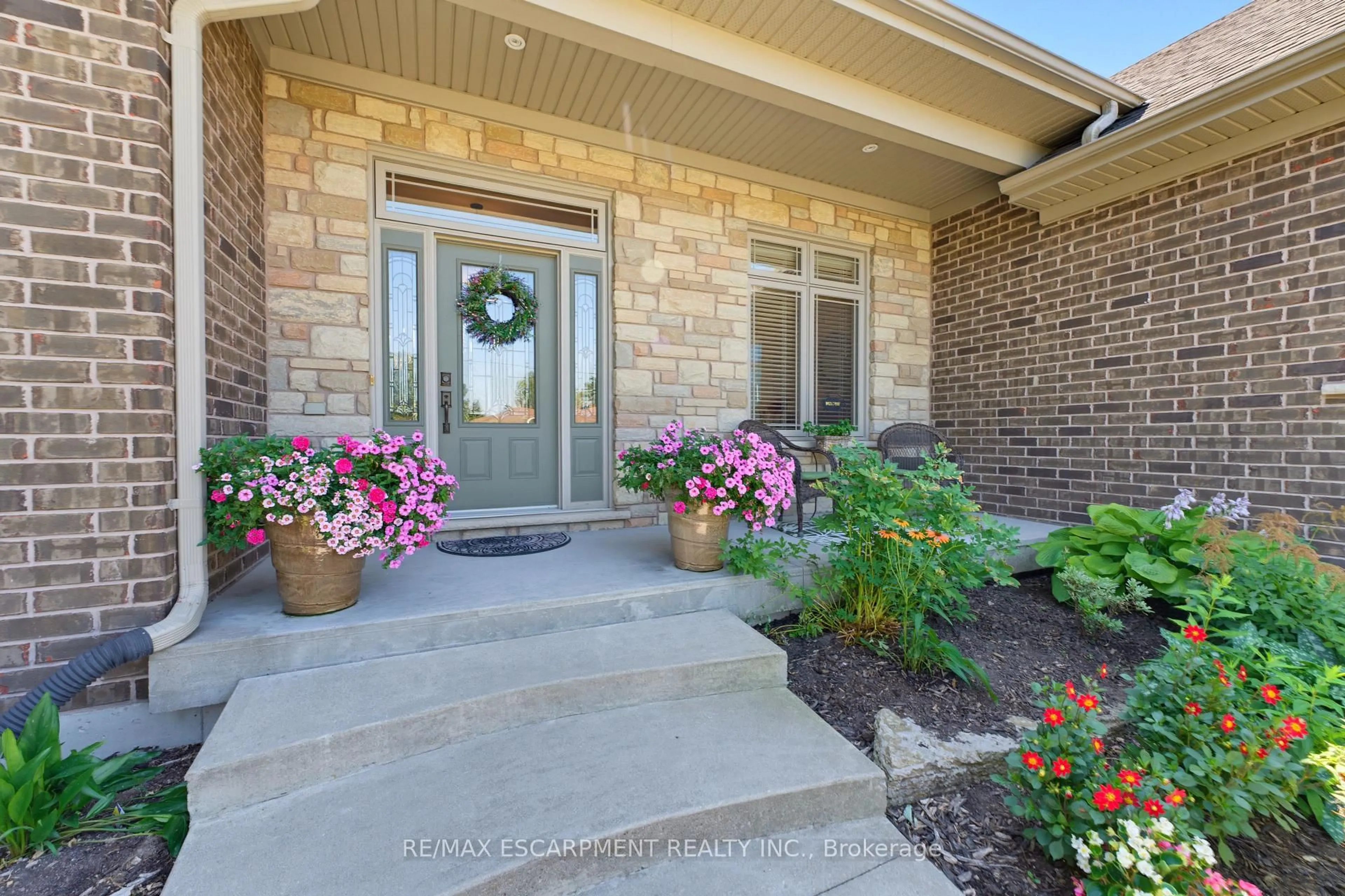 Indoor entryway for 60 Donjon Blvd, Norfolk Ontario N0A 1N7
