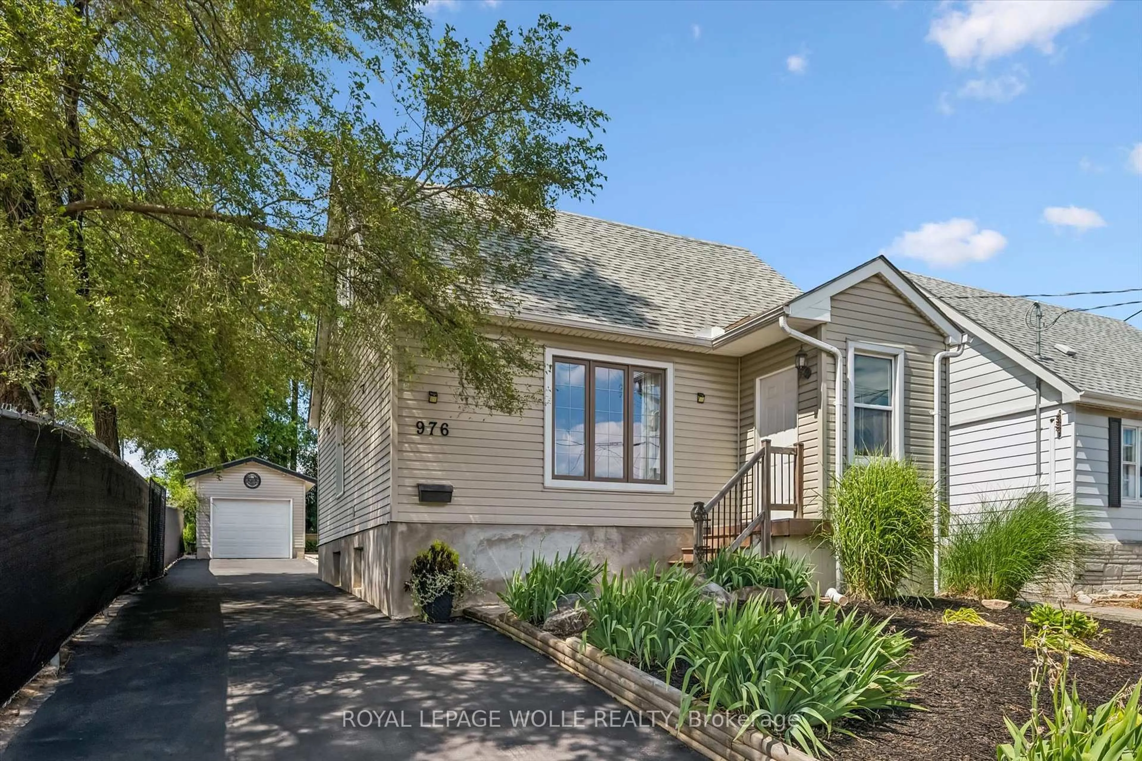 Home with vinyl exterior material, street for 976 Guelph St, Kitchener Ontario N2H 5Z6