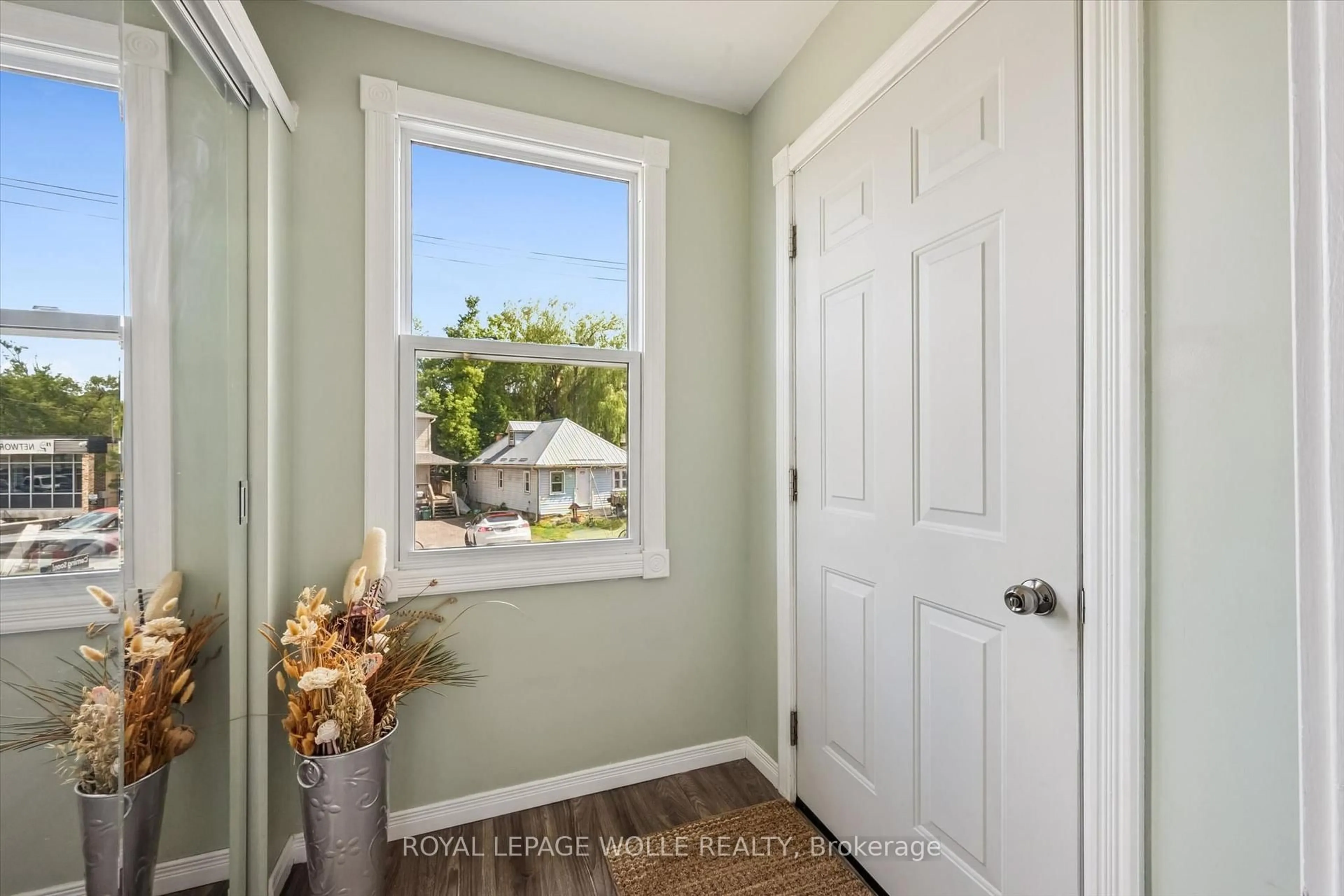 Indoor entryway for 976 Guelph St, Kitchener Ontario N2H 5Z6