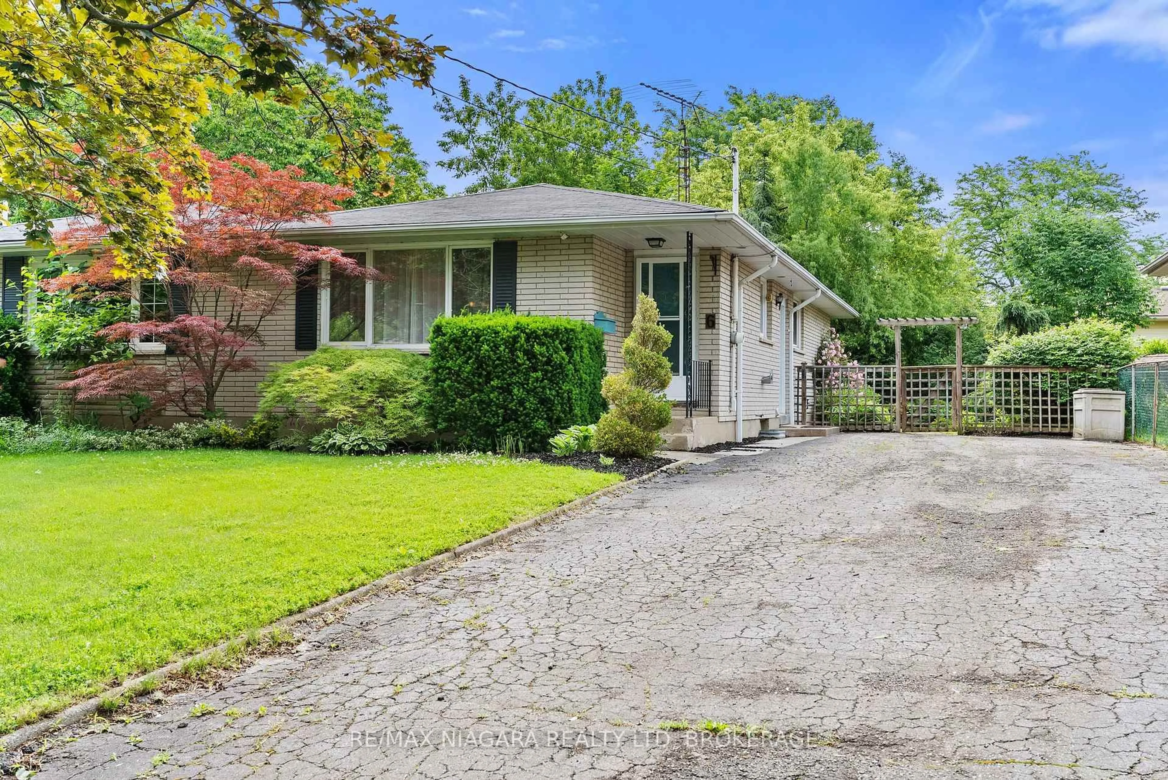 Unknown for 6 Bedford Crt, St. Catharines Ontario L2N 4C8