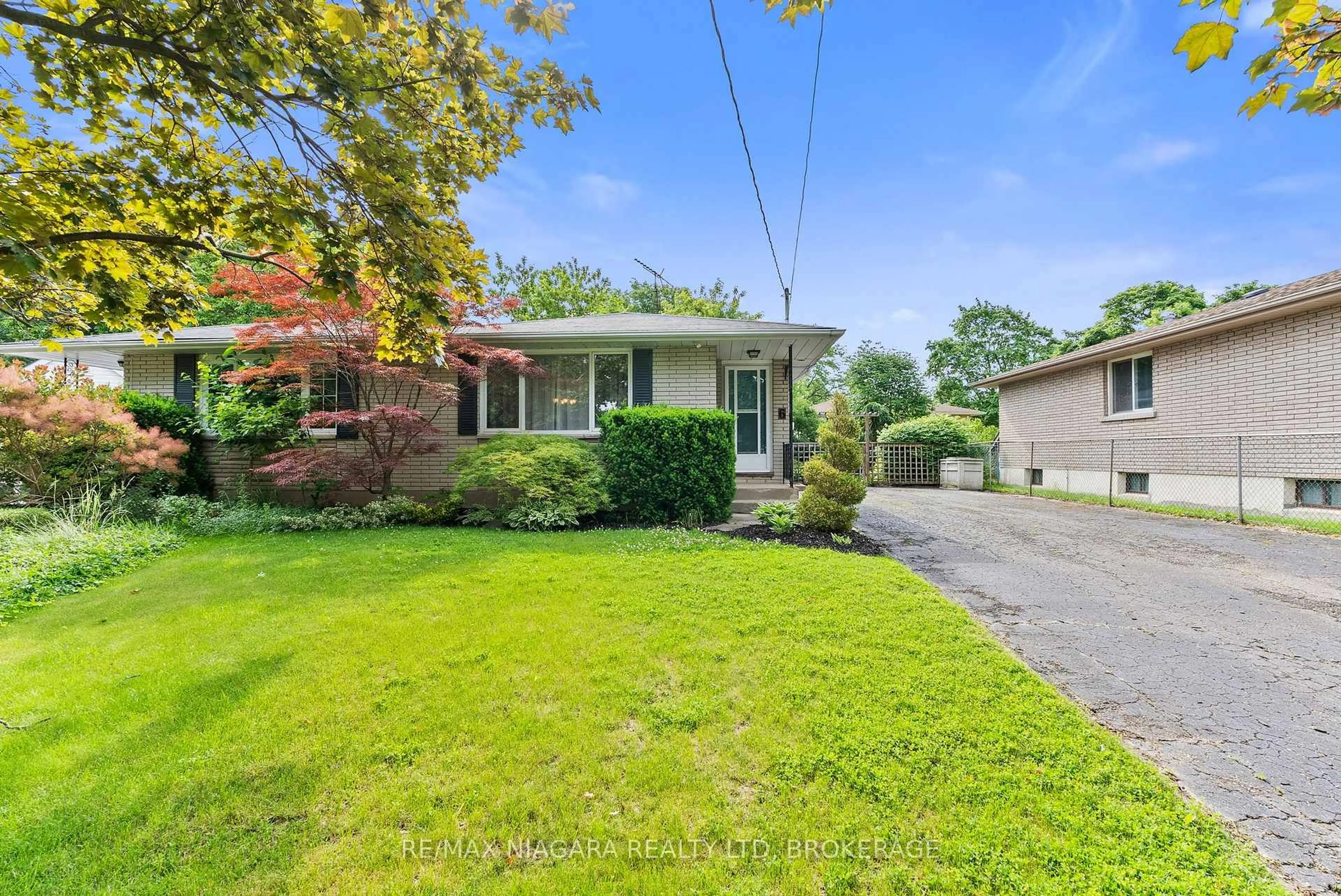 A pic from outside/outdoor area/front of a property/back of a property/a pic from drone, street for 6 Bedford Crt, St. Catharines Ontario L2N 4C8
