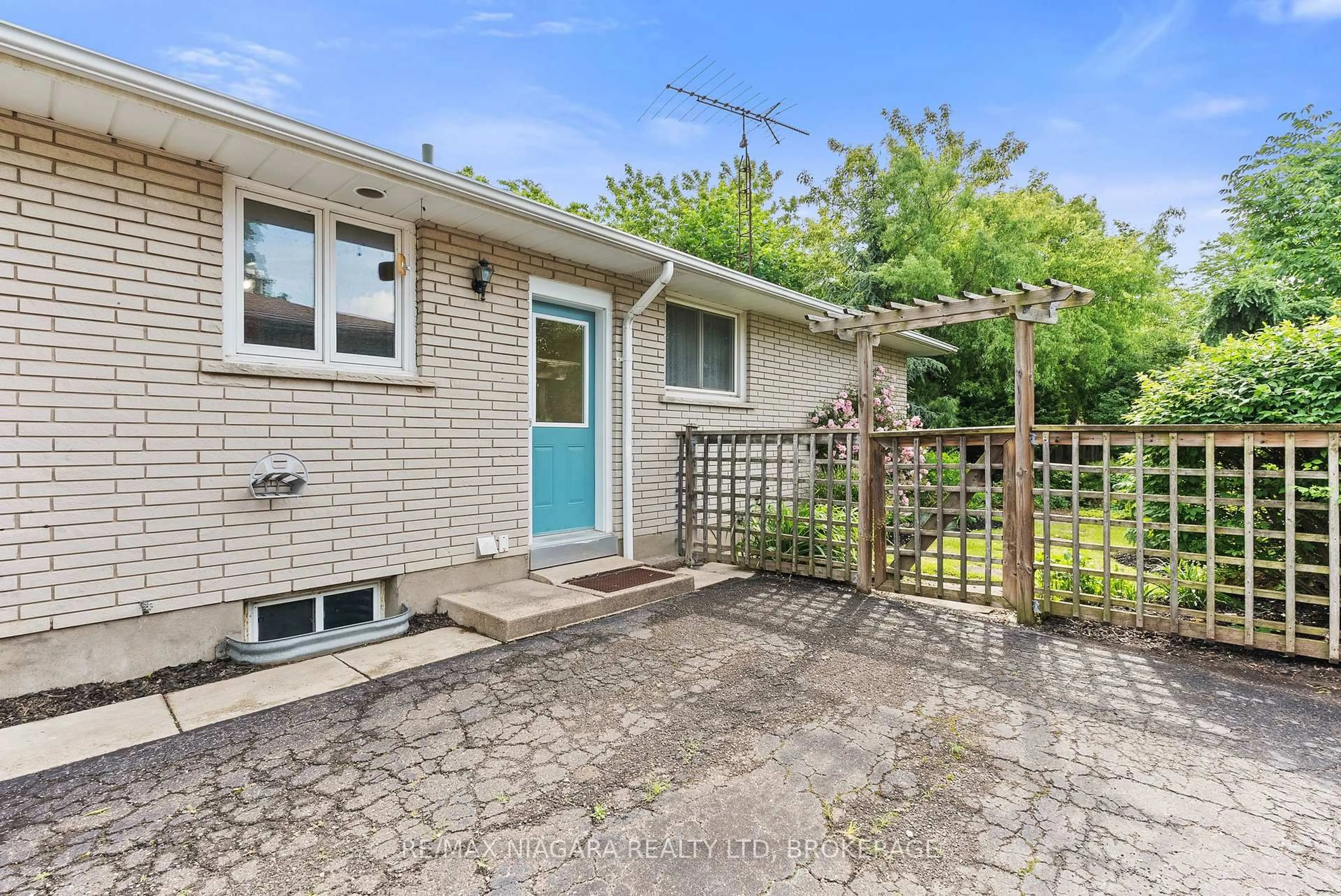 A pic from outside/outdoor area/front of a property/back of a property/a pic from drone, street for 6 Bedford Crt, St. Catharines Ontario L2N 4C8