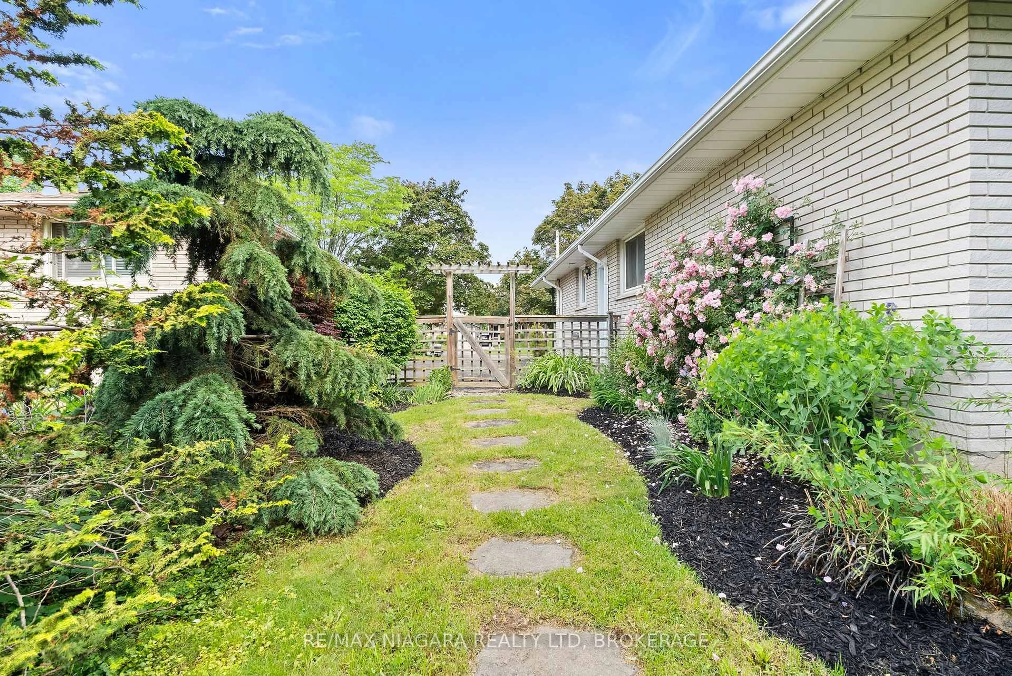 Patio, street for 6 Bedford Crt, St. Catharines Ontario L2N 4C8