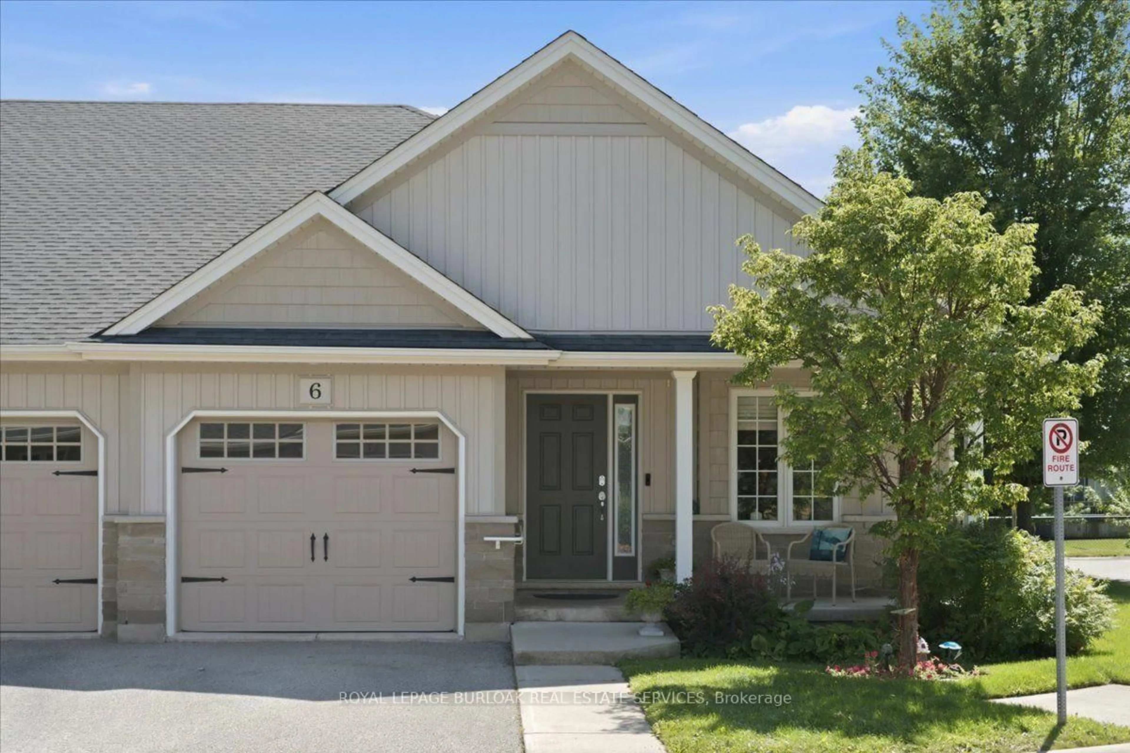 Home with vinyl exterior material, street for 6 Sunnydale Crt, West Lincoln Ontario L0R 2A0