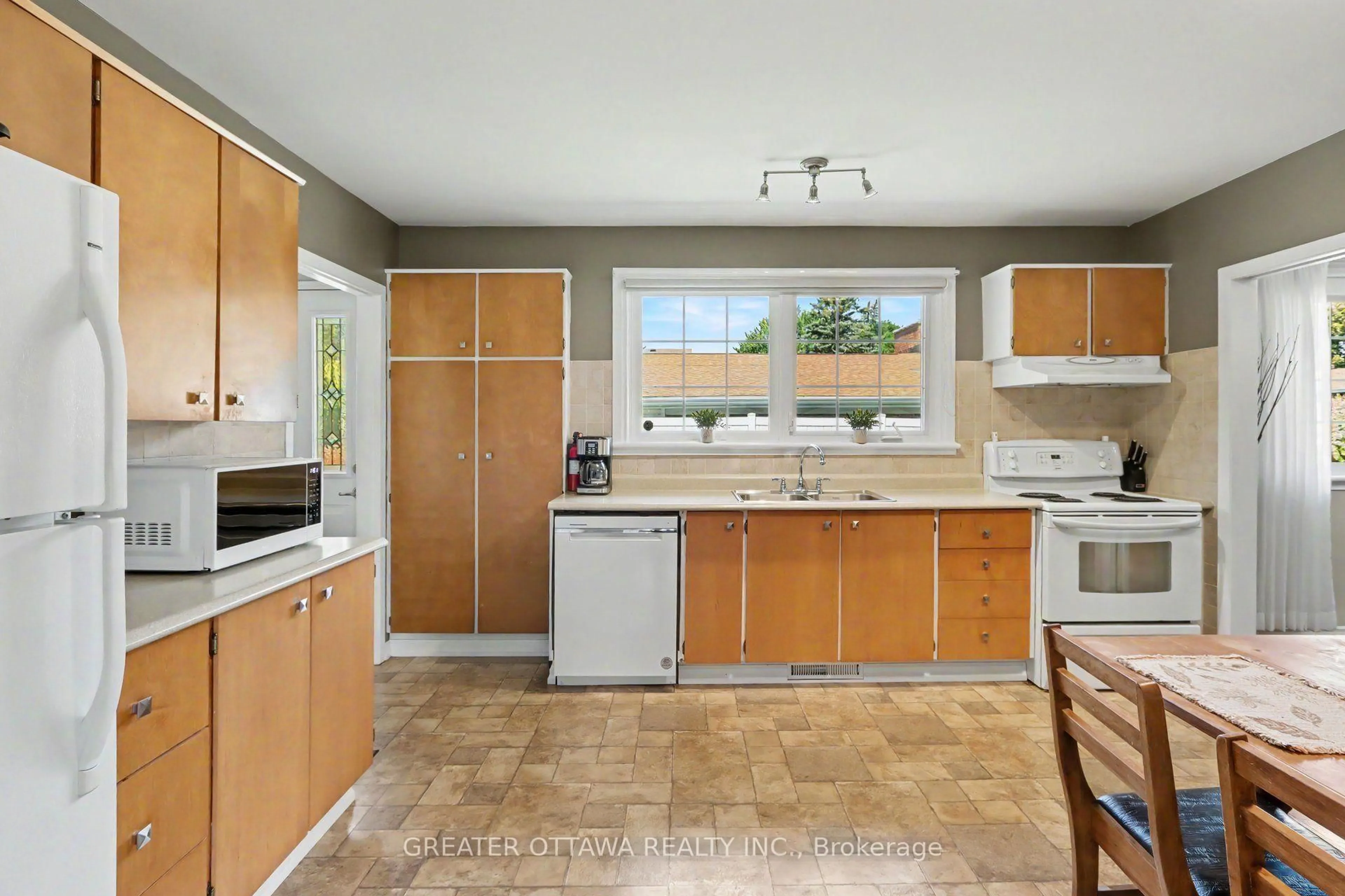 Open concept kitchen, ceramic/tile floor for 139 Abbeyhill Dr, Kanata Ontario K2L 1H6