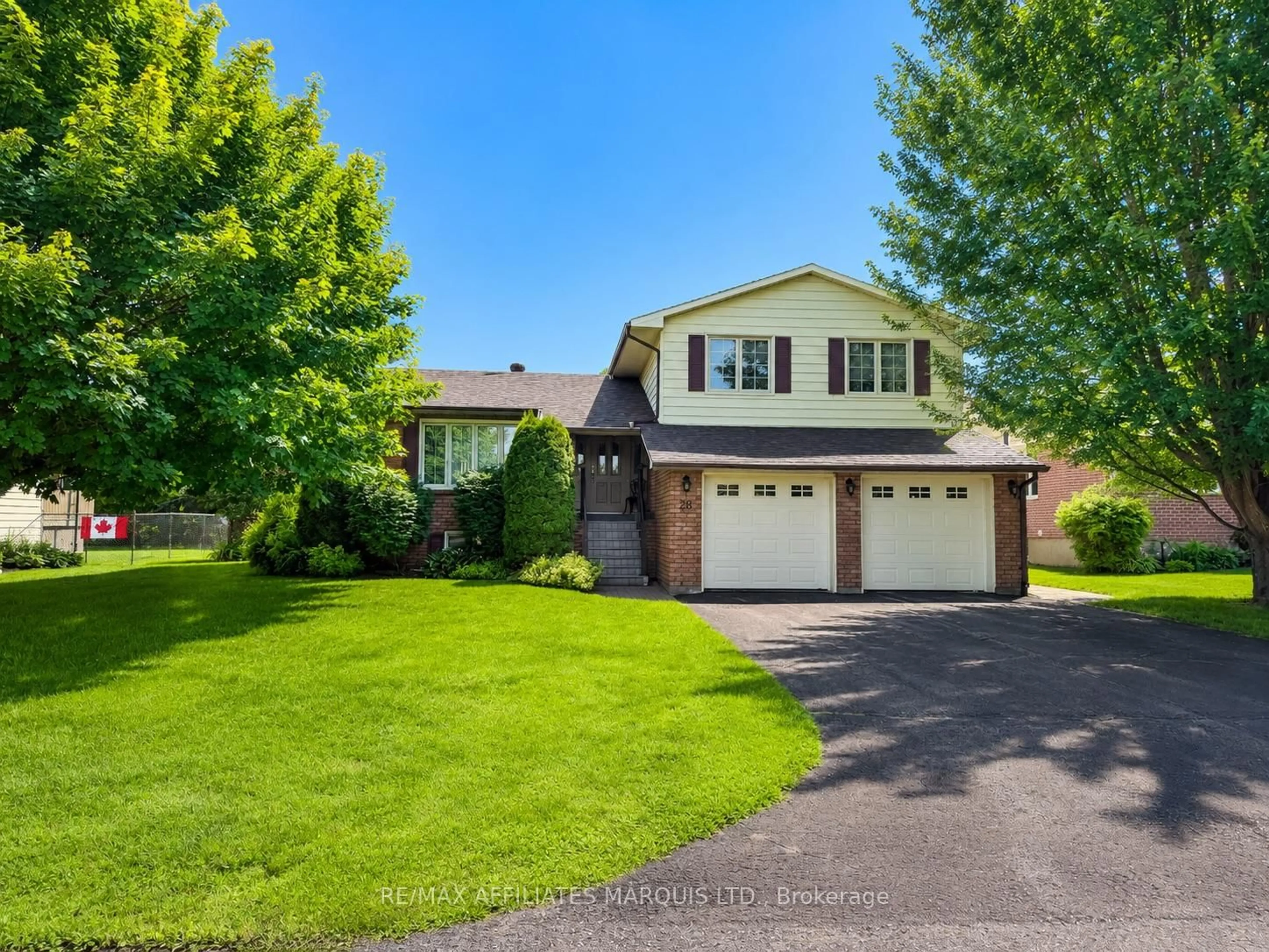 Home with vinyl exterior material, street for 28 Fairholme Dr, South Dundas Ontario K0C 1X0