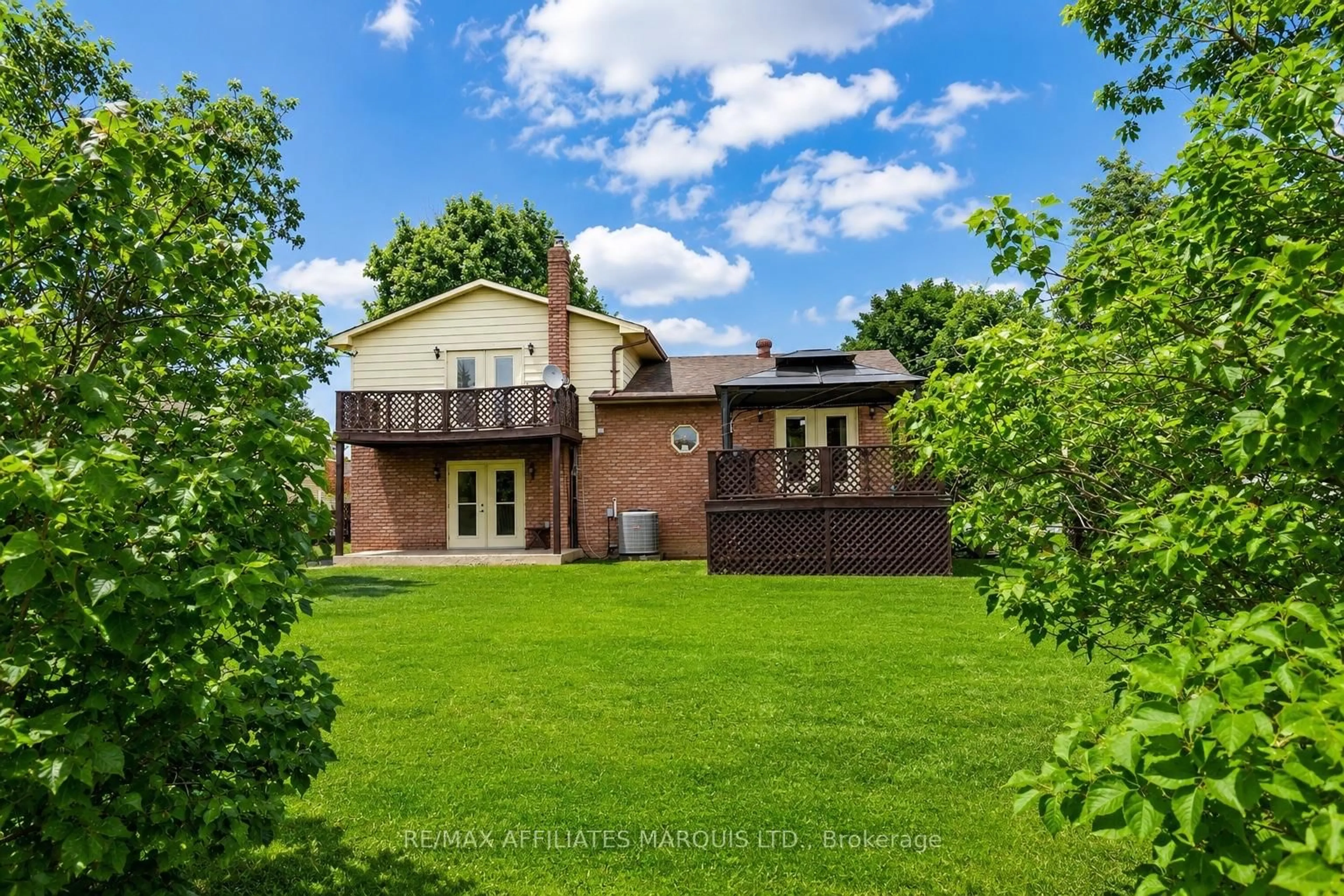 A pic from outside/outdoor area/front of a property/back of a property/a pic from drone, unknown for 28 Fairholme Dr, South Dundas Ontario K0C 1X0