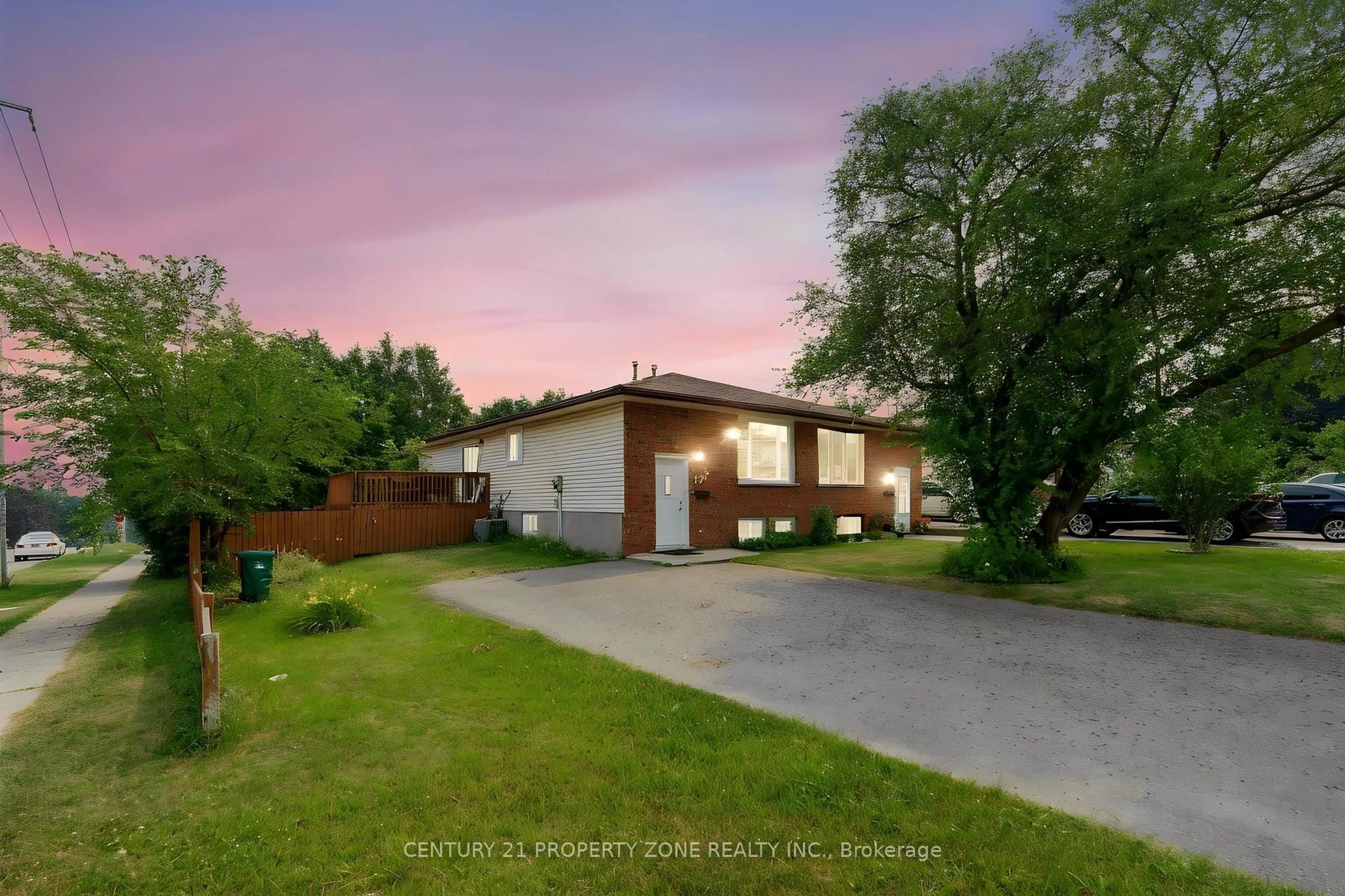 A pic from outside/outdoor area/front of a property/back of a property/a pic from drone, street for 137 Nickolas Cres, Cambridge Ontario N3C 3L7