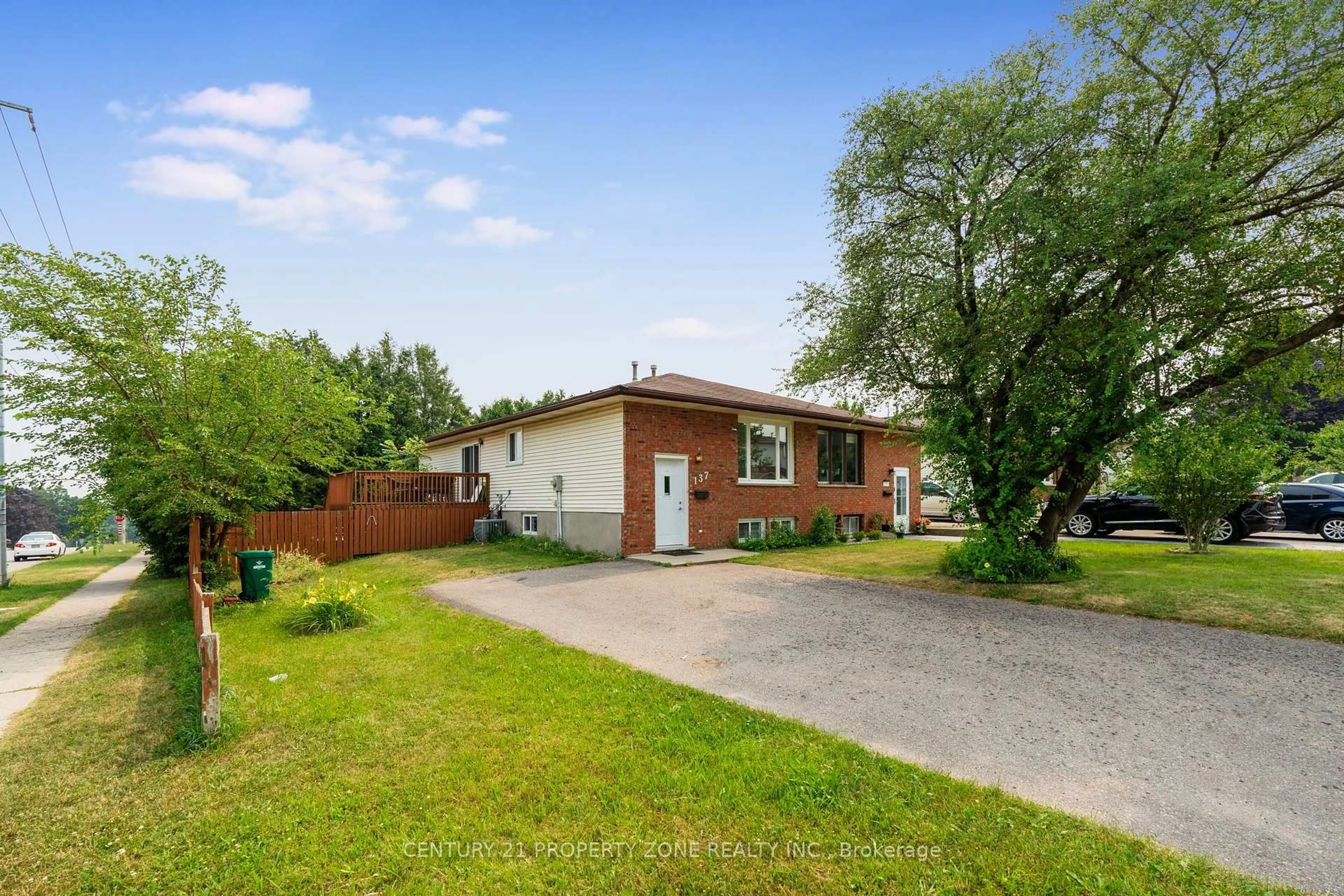 A pic from outside/outdoor area/front of a property/back of a property/a pic from drone, street for 137 Nickolas Cres, Cambridge Ontario N3C 3L7