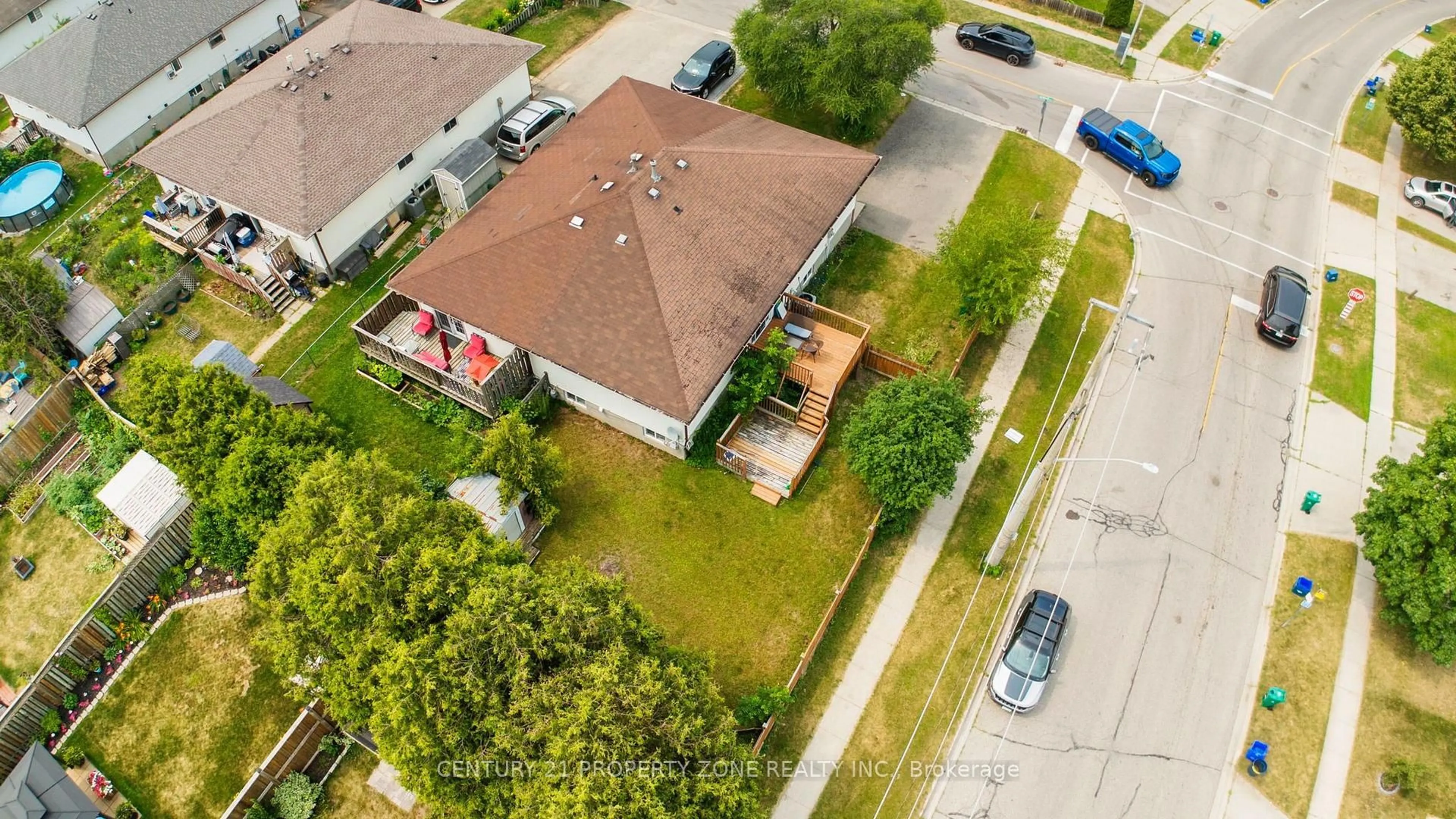 A pic from outside/outdoor area/front of a property/back of a property/a pic from drone, street for 137 Nickolas Cres, Cambridge Ontario N3C 3L7