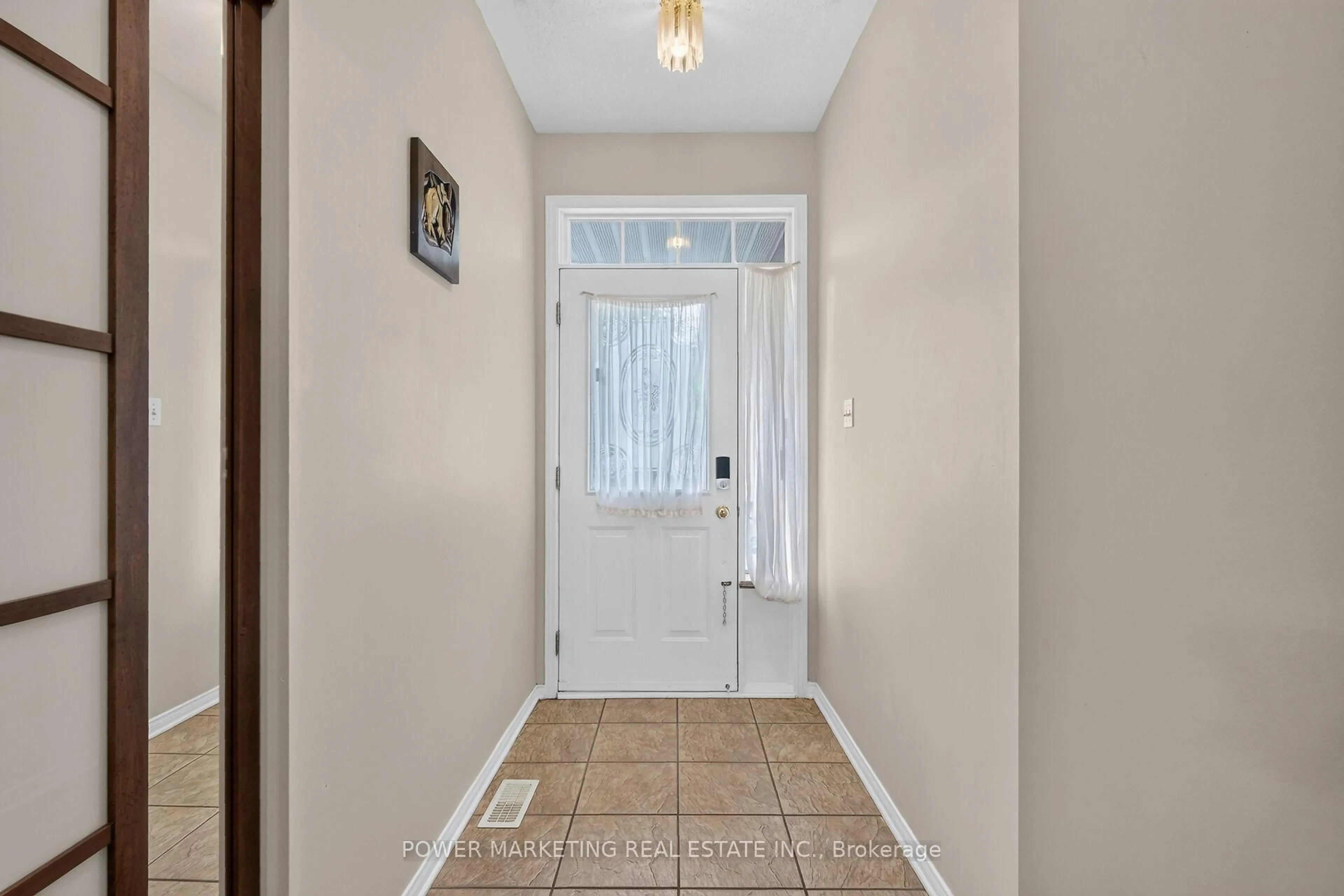 Indoor entryway for 2165 BLUE WILLOW Cres, Orleans Ontario K1W 1K7