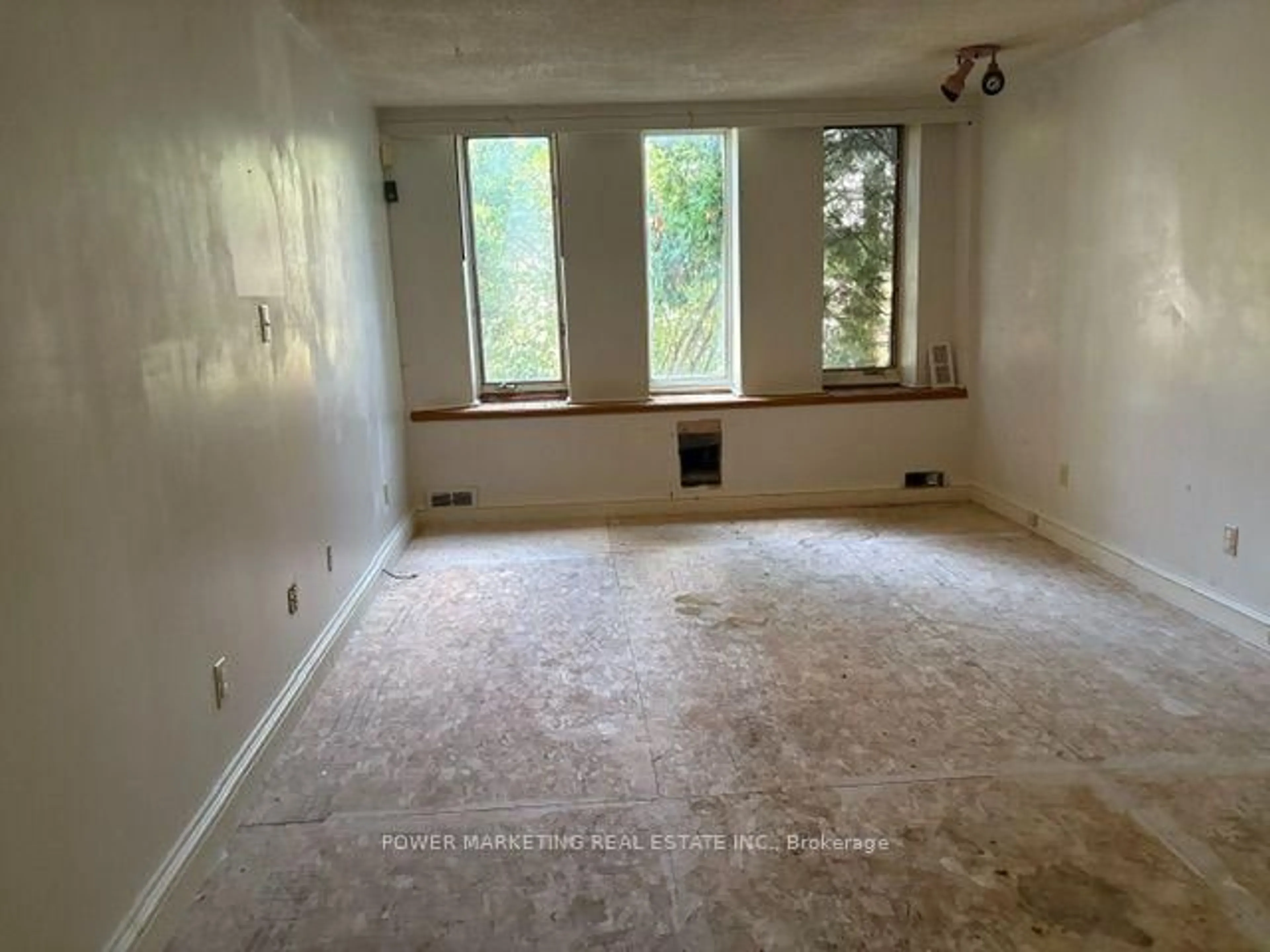 A pic of a room for 35 PINHEY St, Ottawa Ontario K1Y 1T3