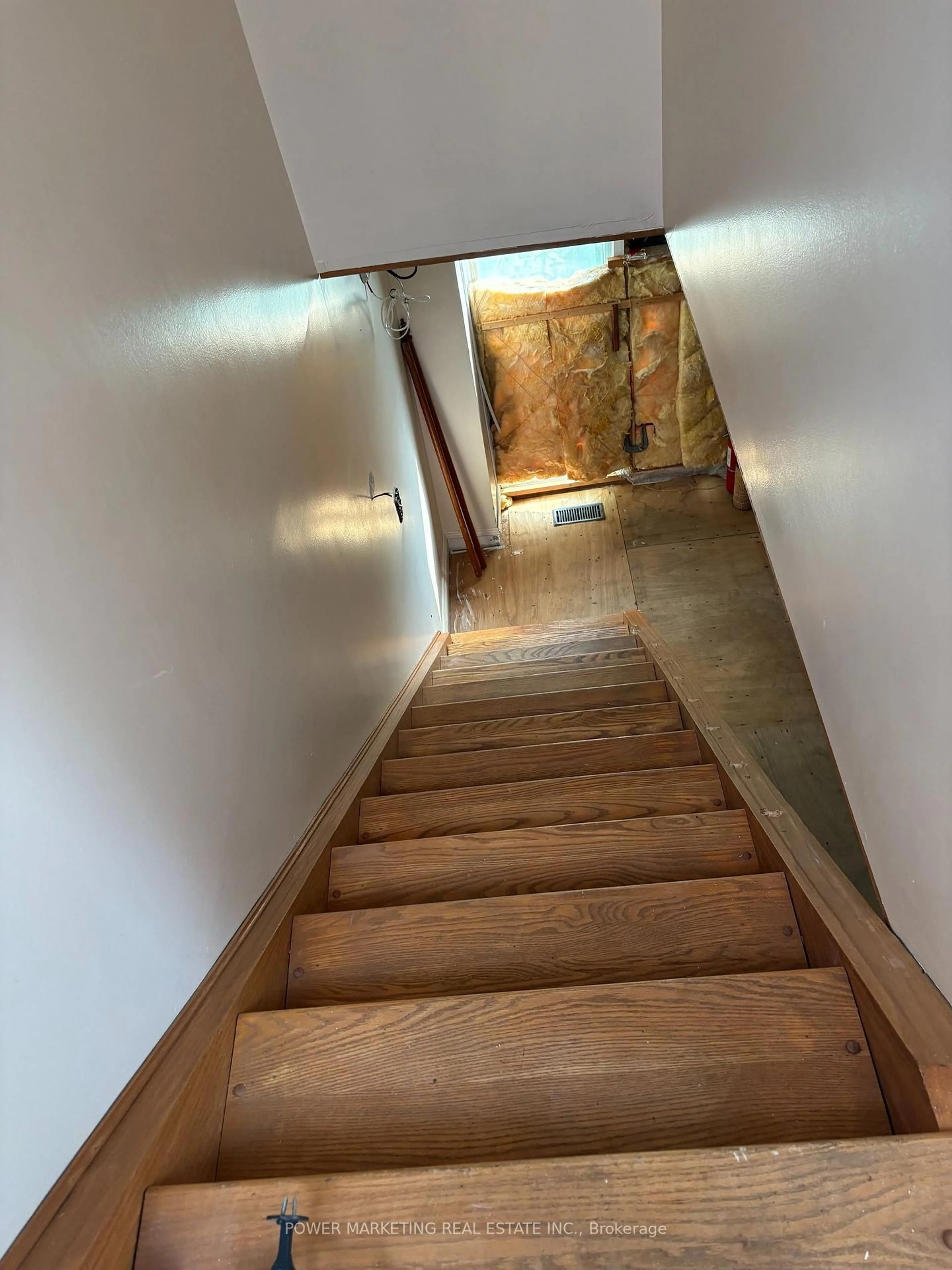 Stairs for 35 PINHEY St, Ottawa Ontario K1Y 1T3