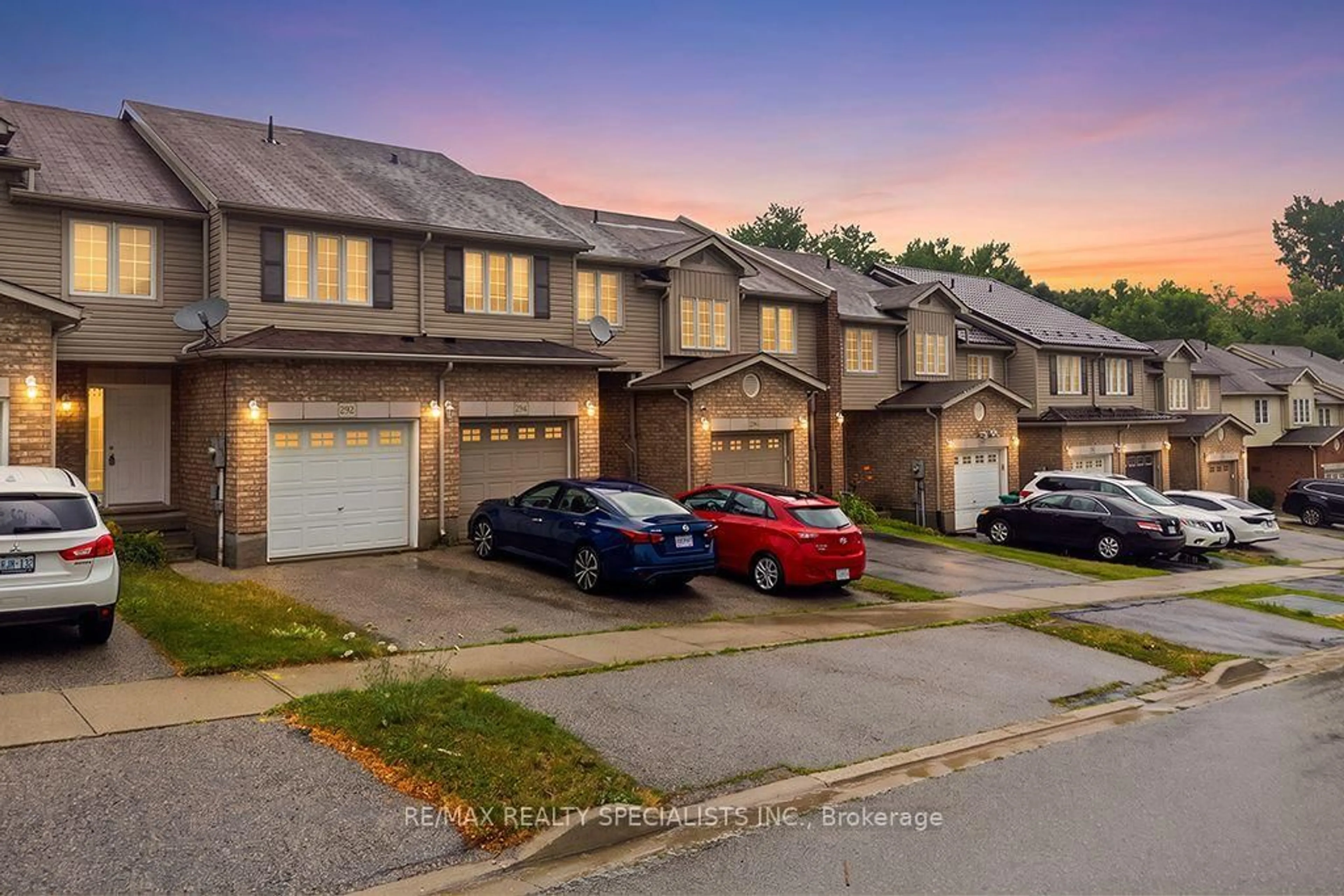 A pic from outside/outdoor area/front of a property/back of a property/a pic from drone, street for 292 Briarmeadow Dr, Kitchener Ontario N2A 4L1