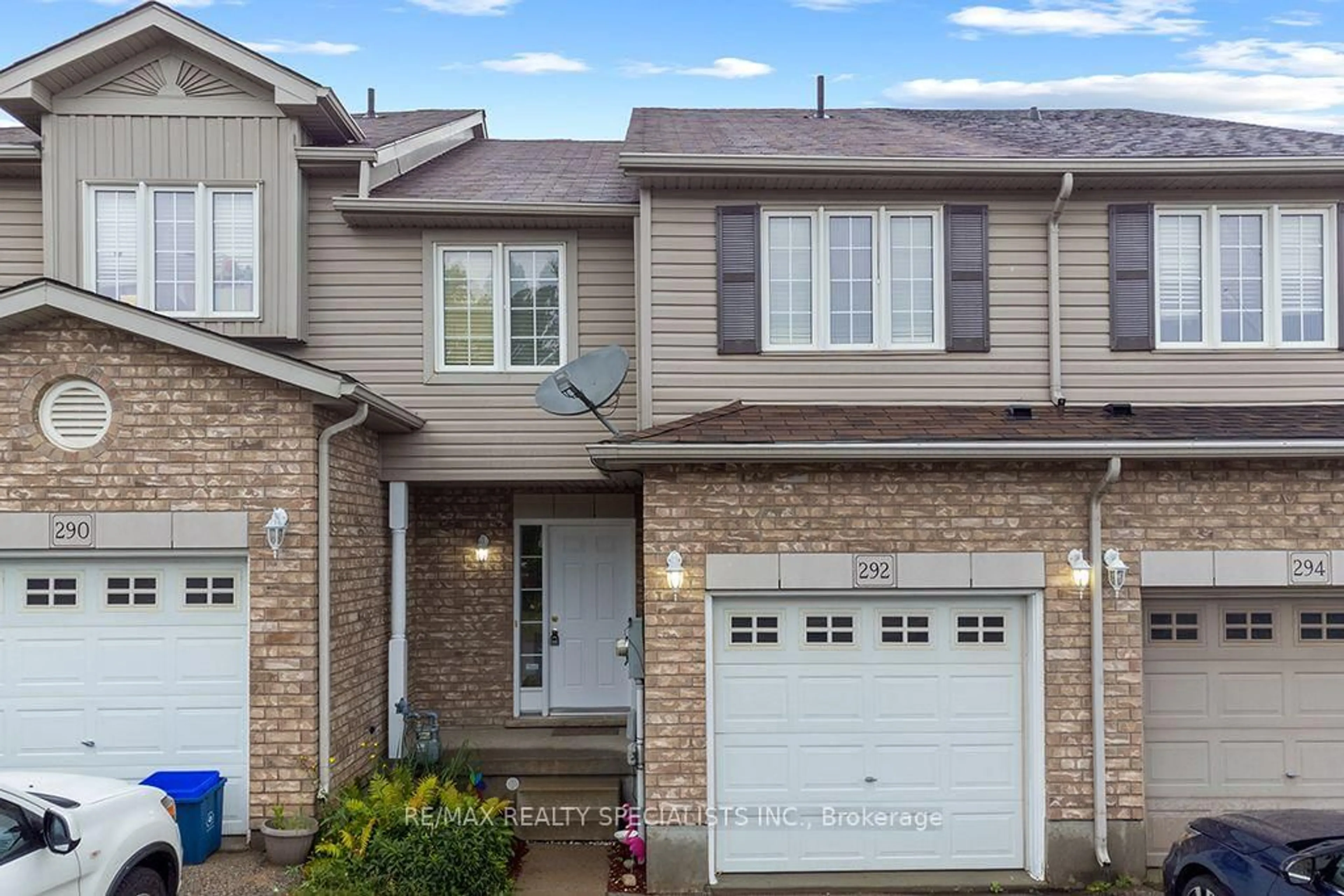 Home with vinyl exterior material, street for 292 Briarmeadow Dr, Kitchener Ontario N2A 4L1