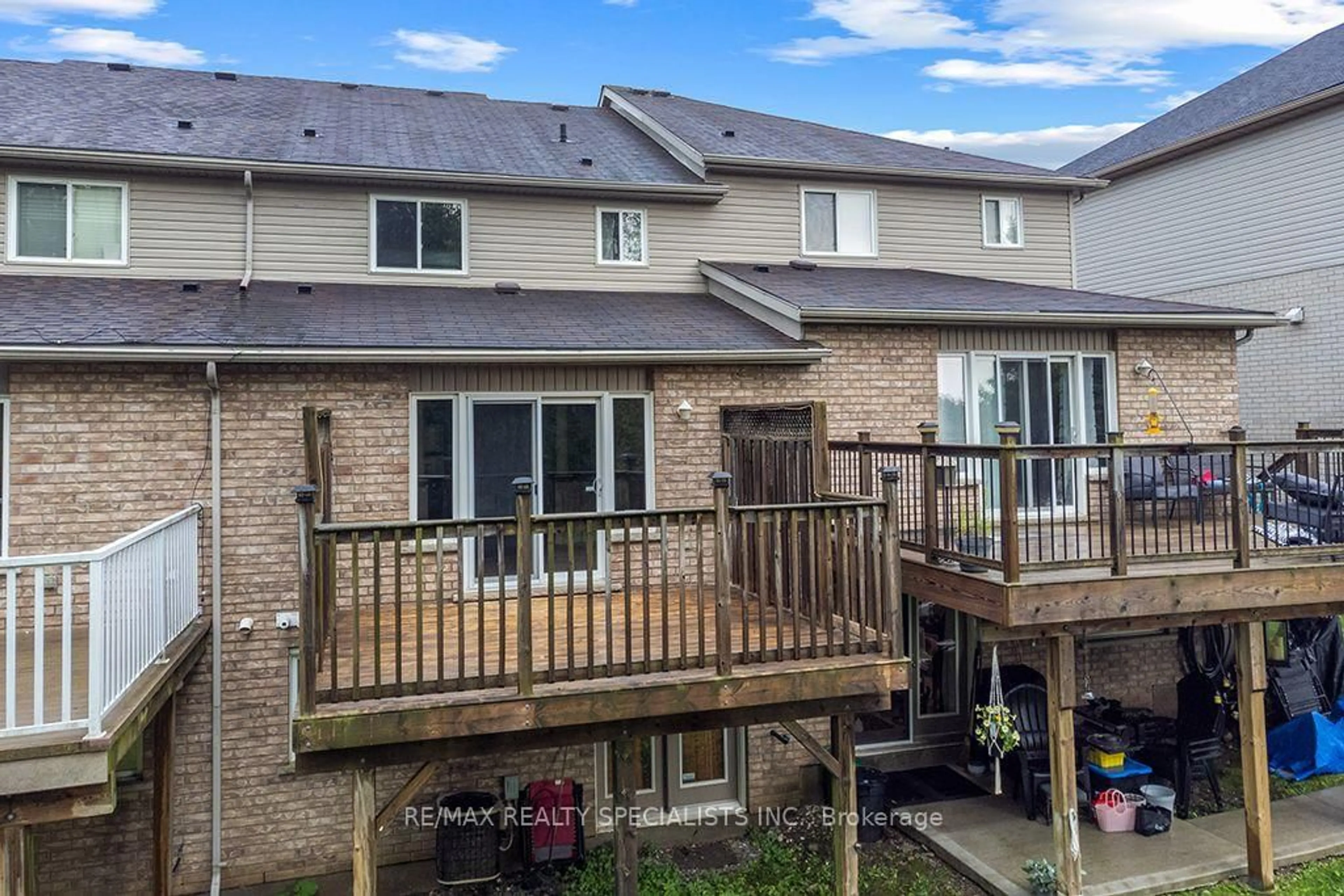 Patio, street for 292 Briarmeadow Dr, Kitchener Ontario N2A 4L1