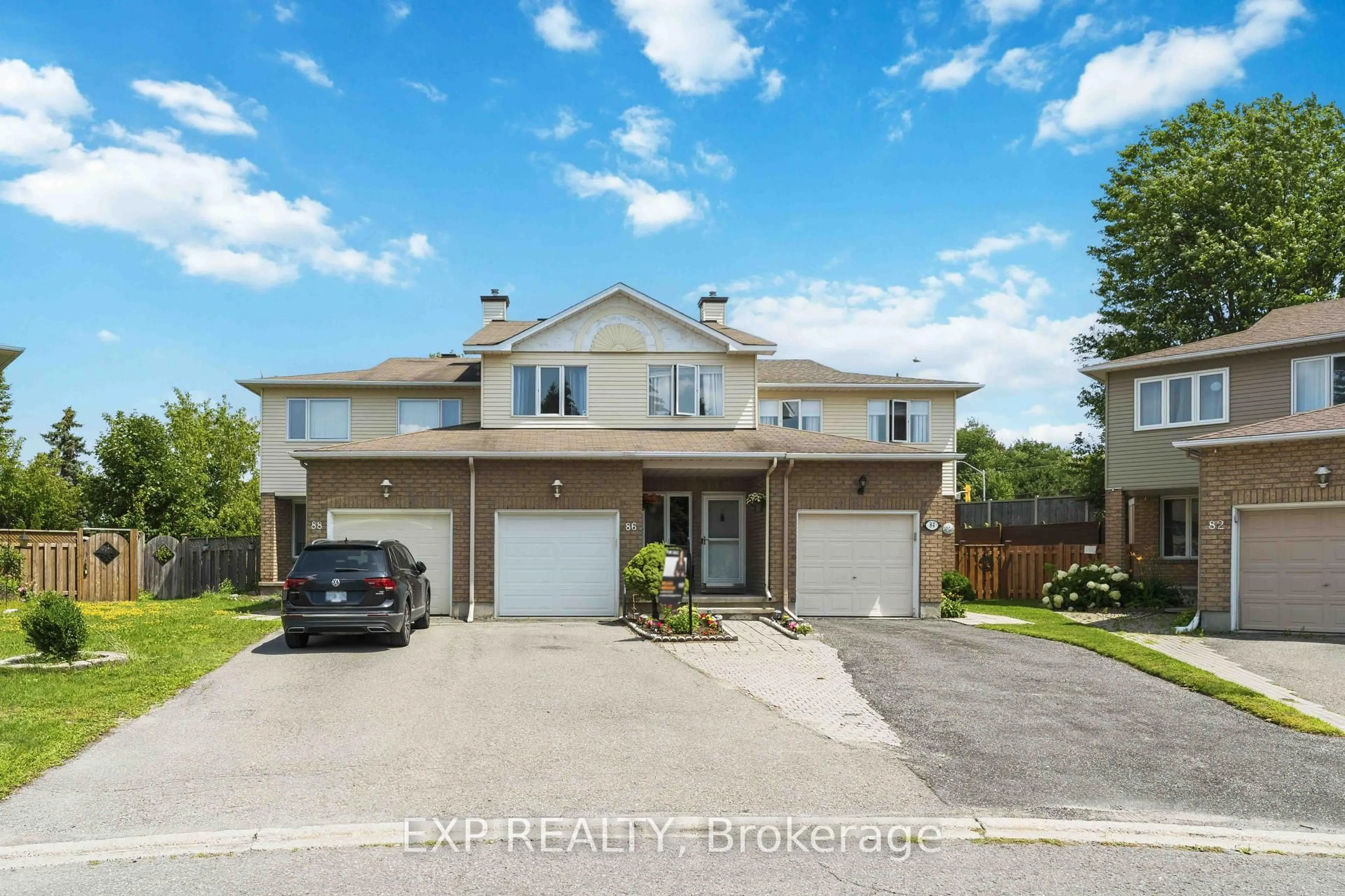 A pic from outside/outdoor area/front of a property/back of a property/a pic from drone, street for 86 Scarlet Crt, Ottawa Ontario K1T 3R6