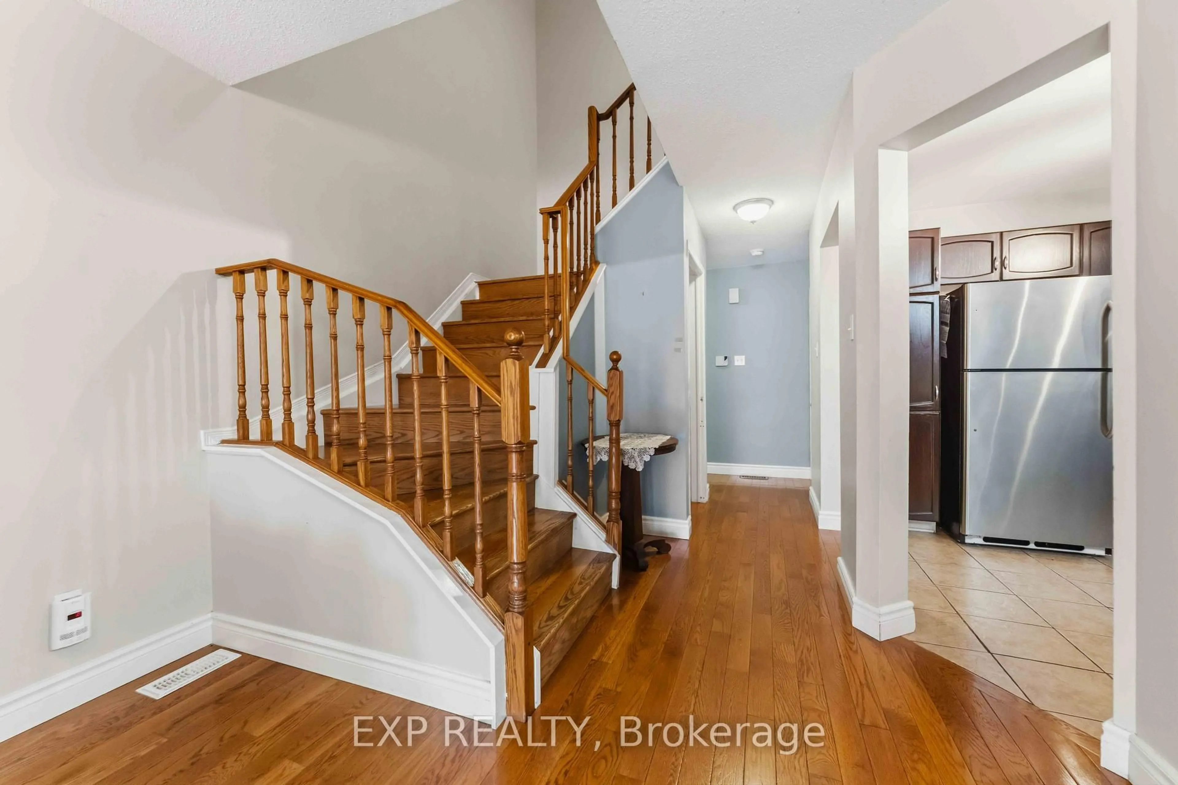Indoor entryway for 86 Scarlet Crt, Ottawa Ontario K1T 3R6