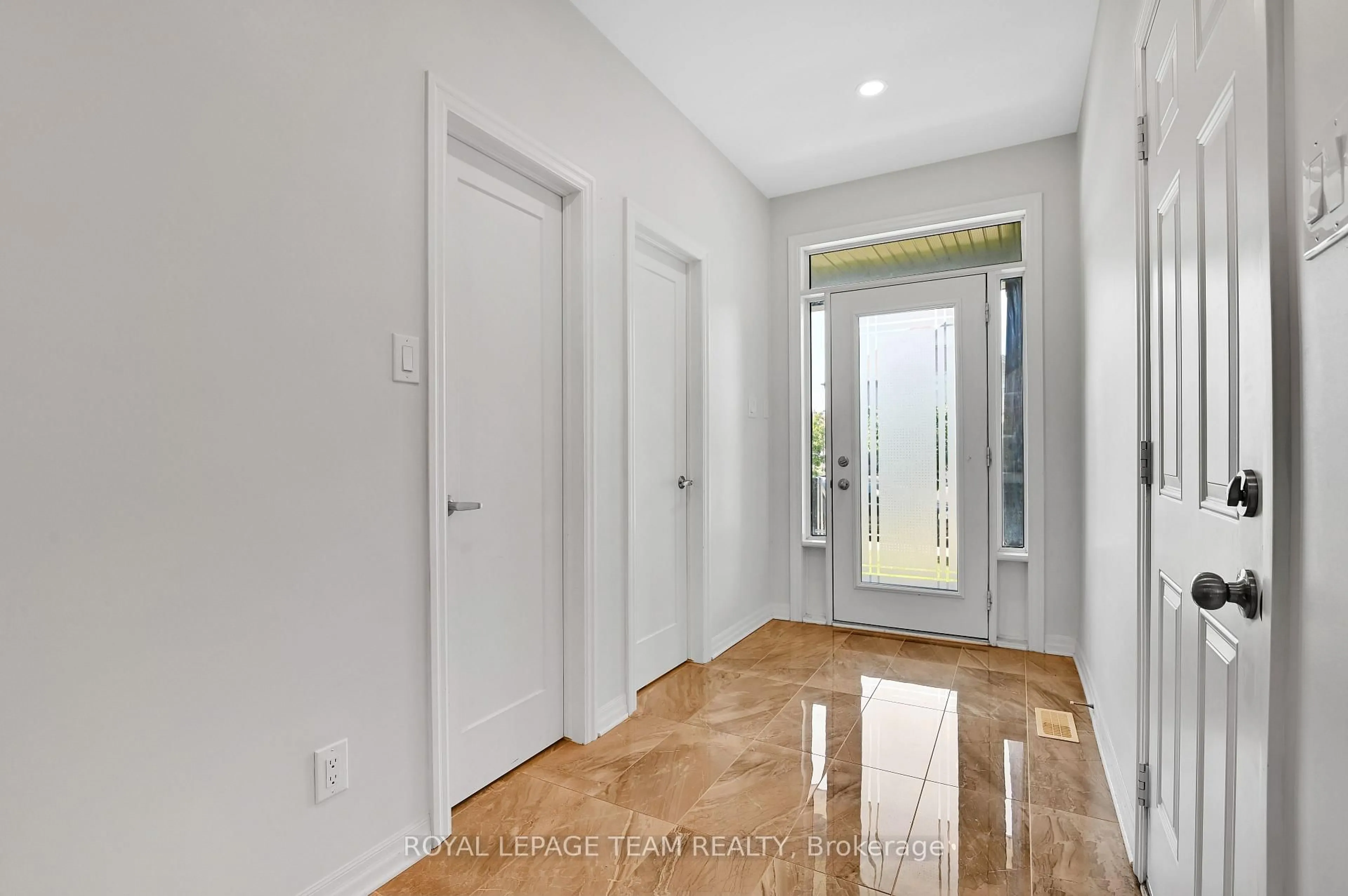 Indoor entryway for 192 Southbridge St, Ottawa Ontario K4M 0E2