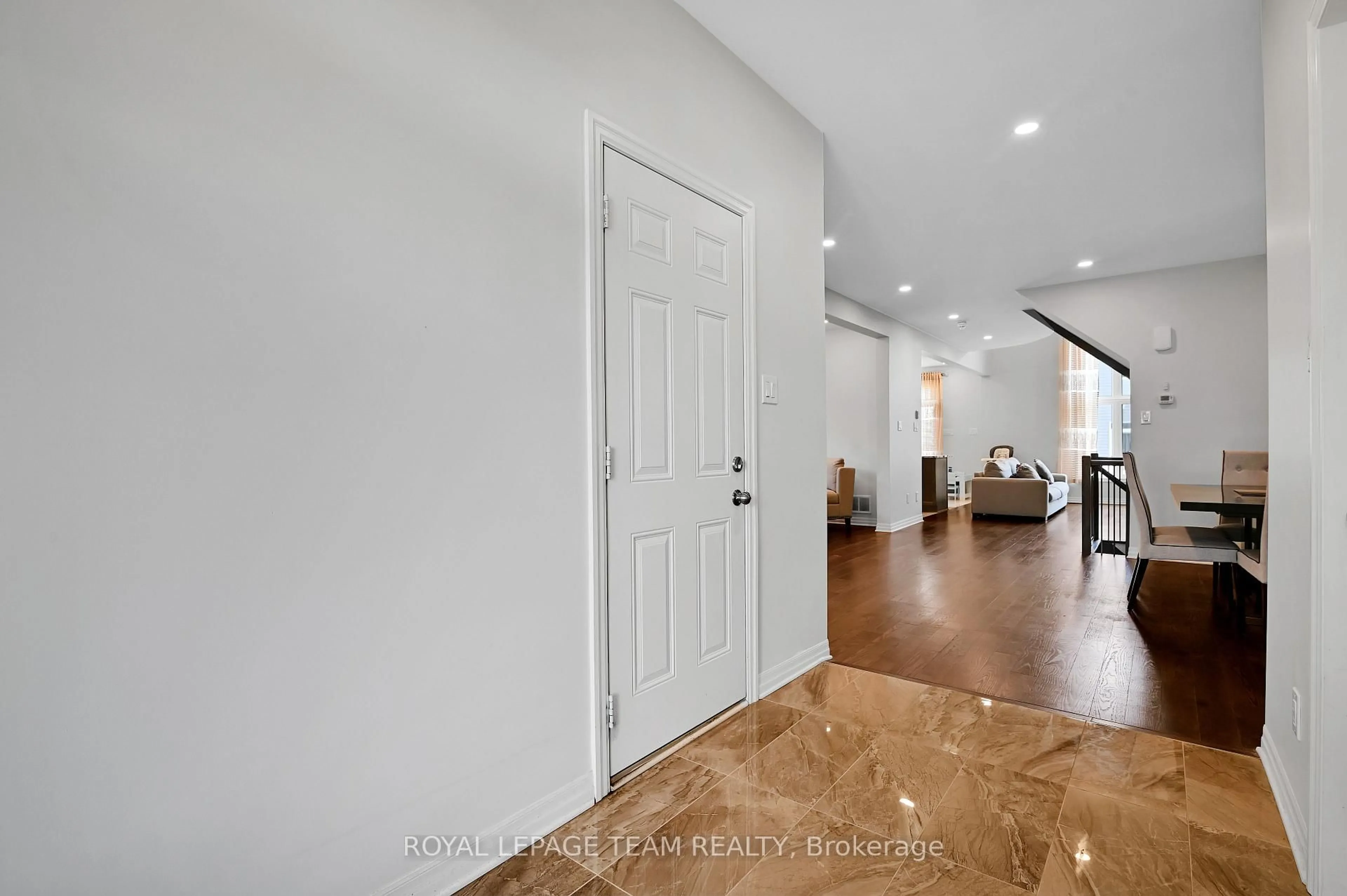 Indoor entryway for 192 Southbridge St, Ottawa Ontario K4M 0E2