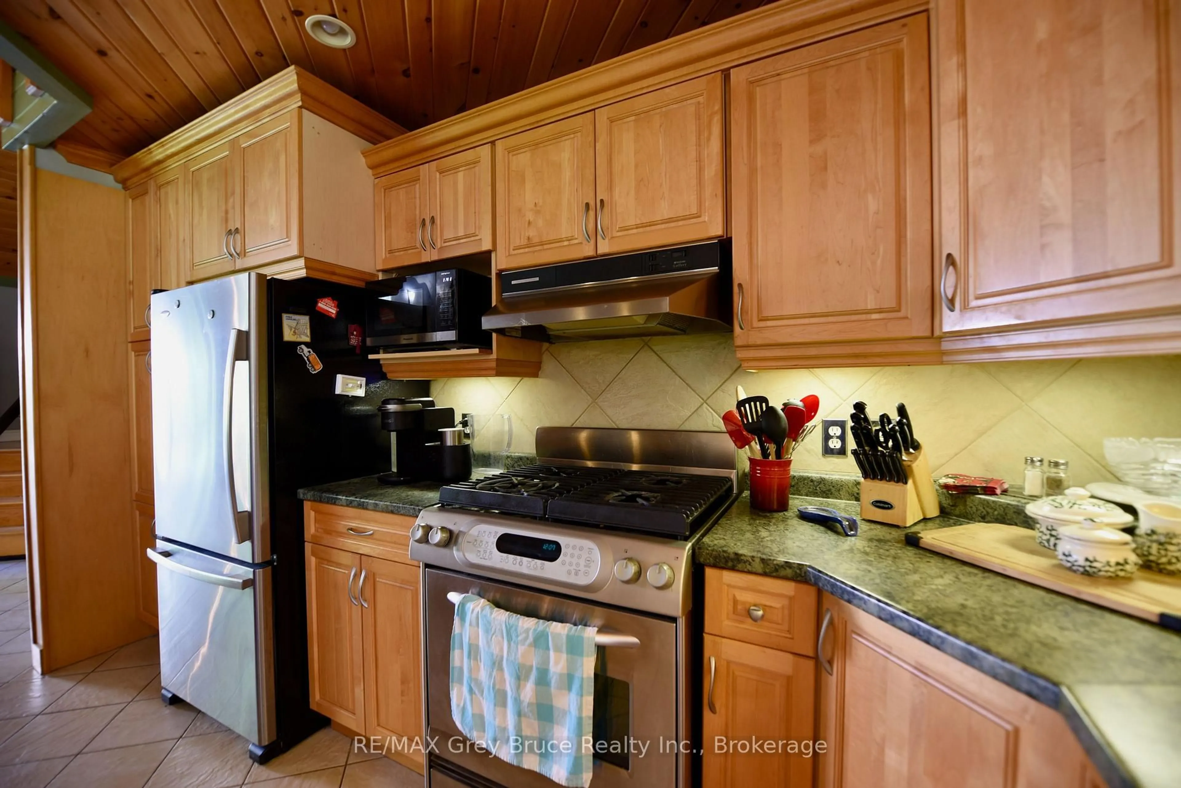 Standard kitchen, ceramic/tile floor for 174 Cape Hurd Rd, Northern Bruce Peninsula Ontario N0H 2R0