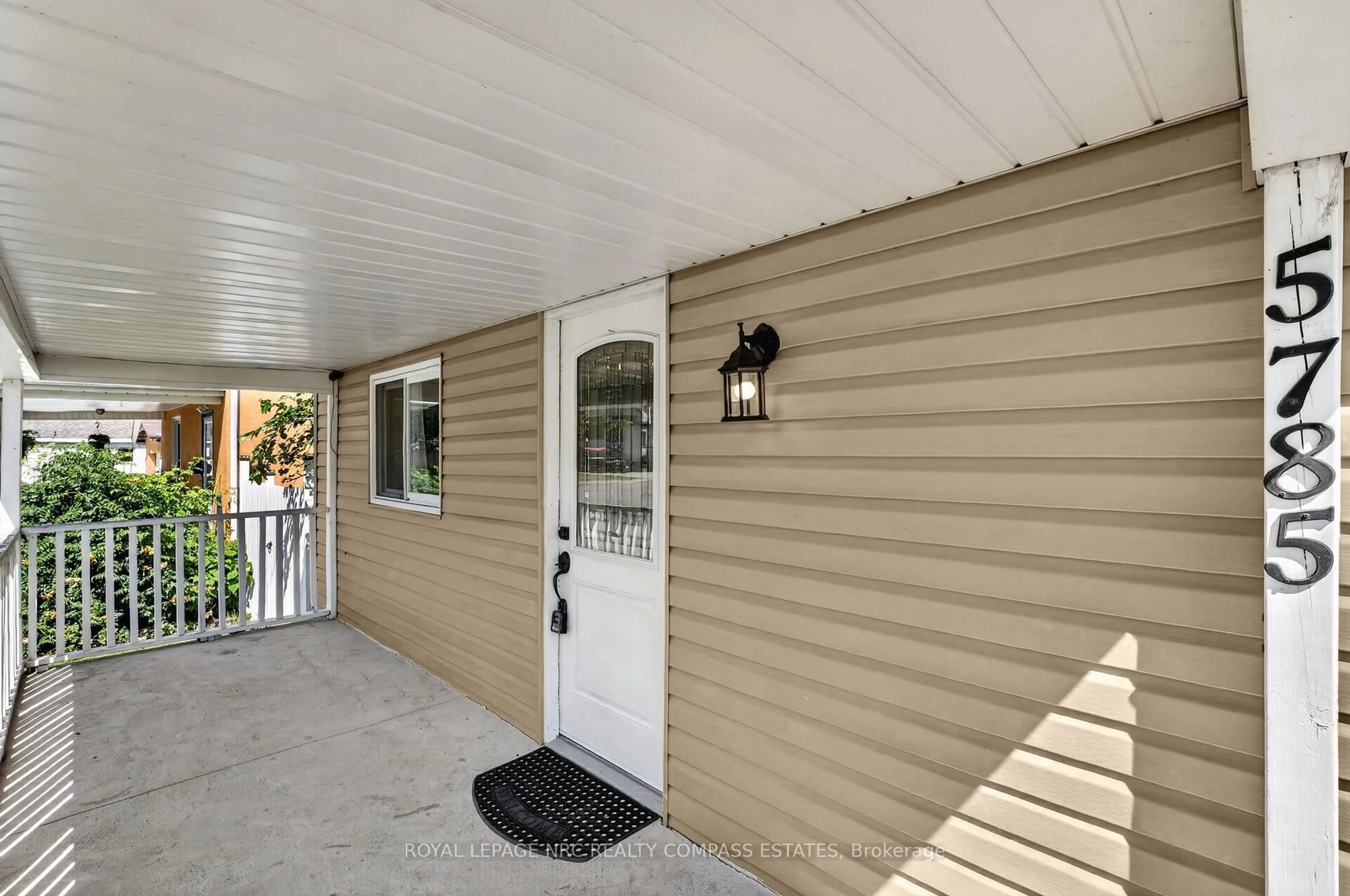 Home with vinyl exterior material, street for 5785 Emery St, Niagara Falls Ontario L2G 1L8