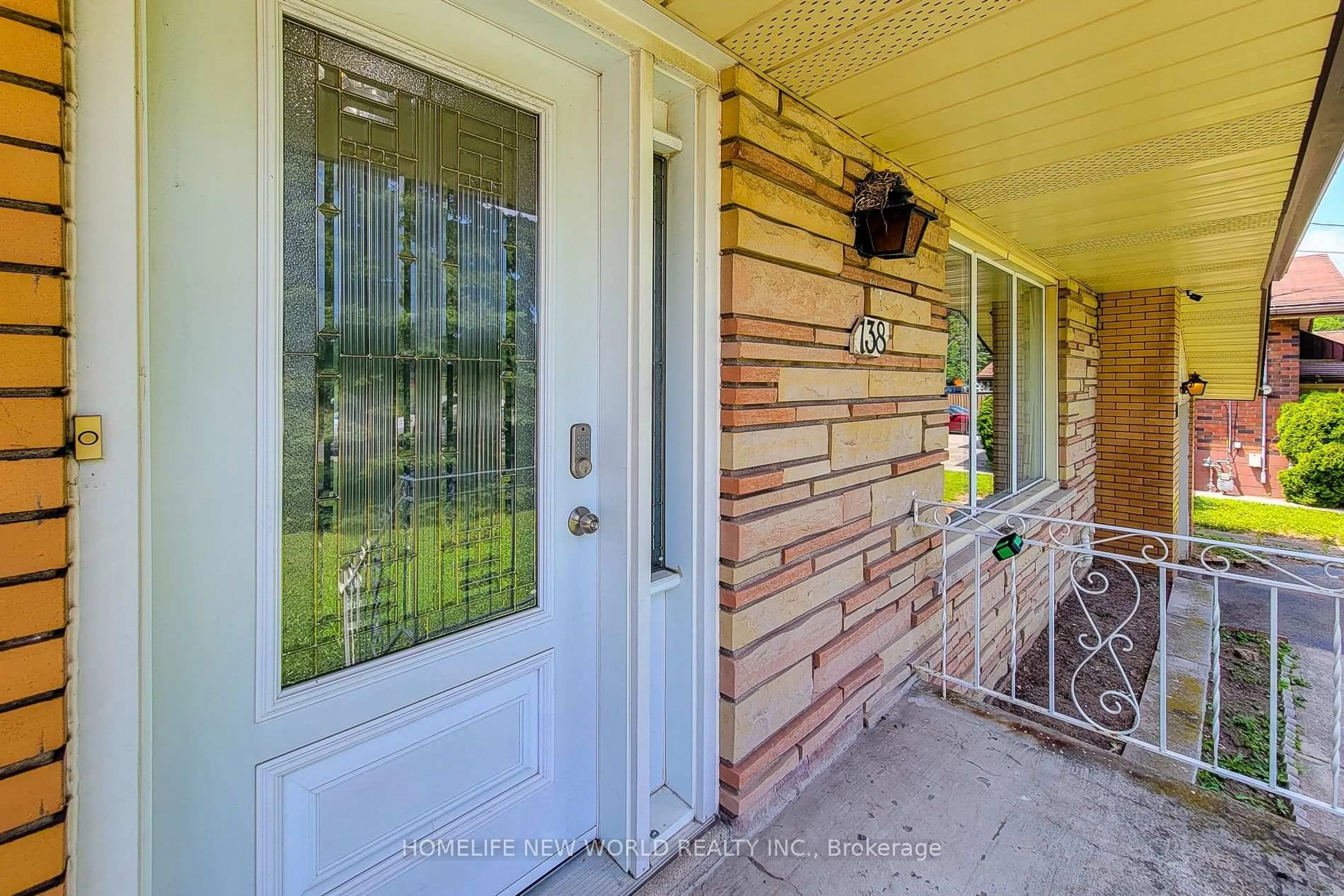 Indoor entryway for 138 Rifle Range Rd, Hamilton Ontario L8S 3B6