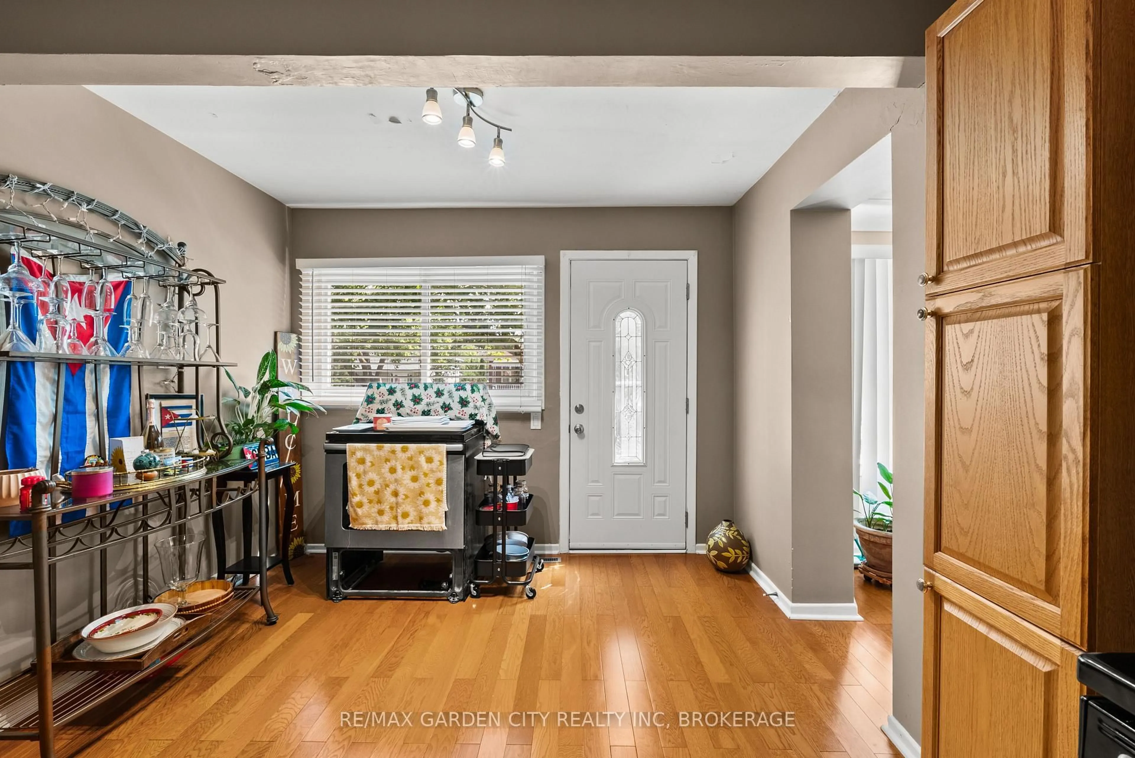 Indoor entryway for 36 Rose Ave, Thorold Ontario L2V 3C6