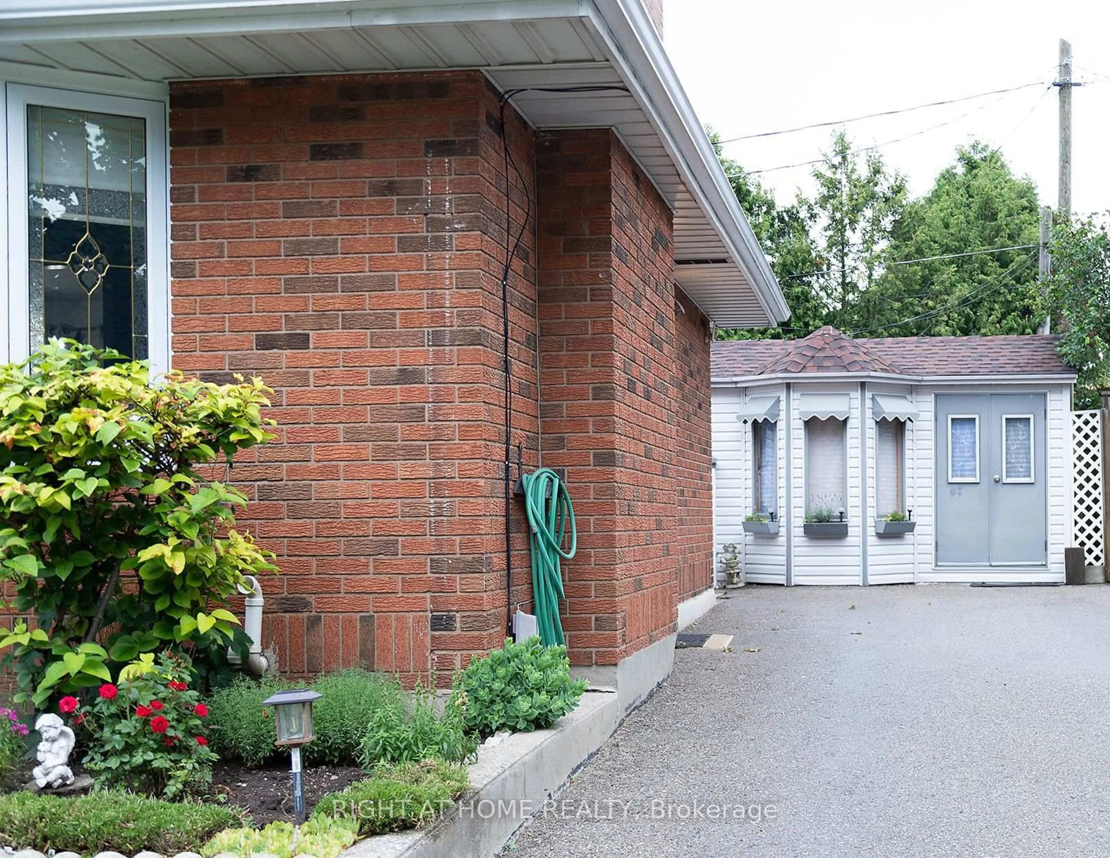 Indoor foyer for 186 King Edward Ave, London South Ontario N5Z 3T7