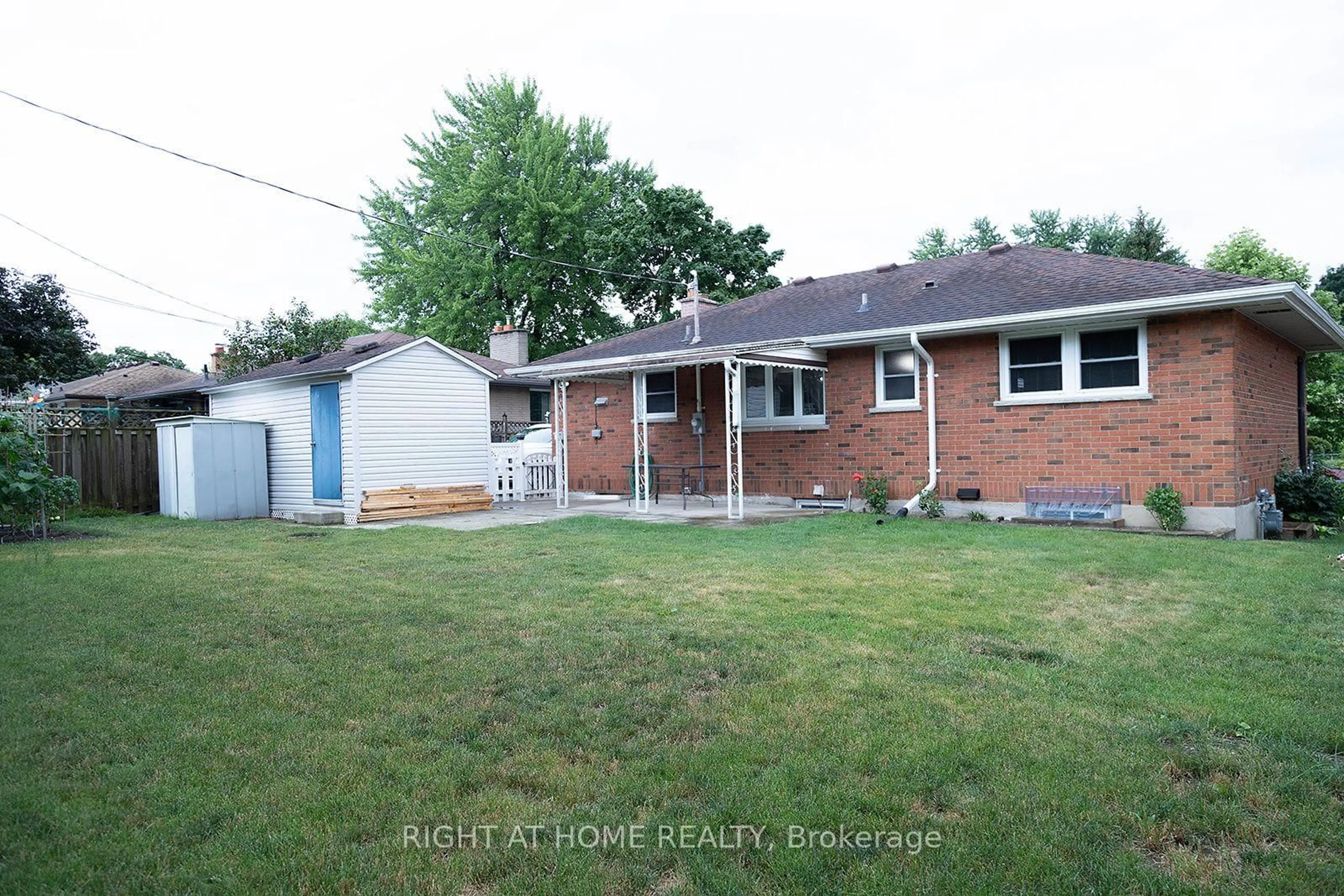 A pic from outside/outdoor area/front of a property/back of a property/a pic from drone, street for 186 King Edward Ave, London South Ontario N5Z 3T7