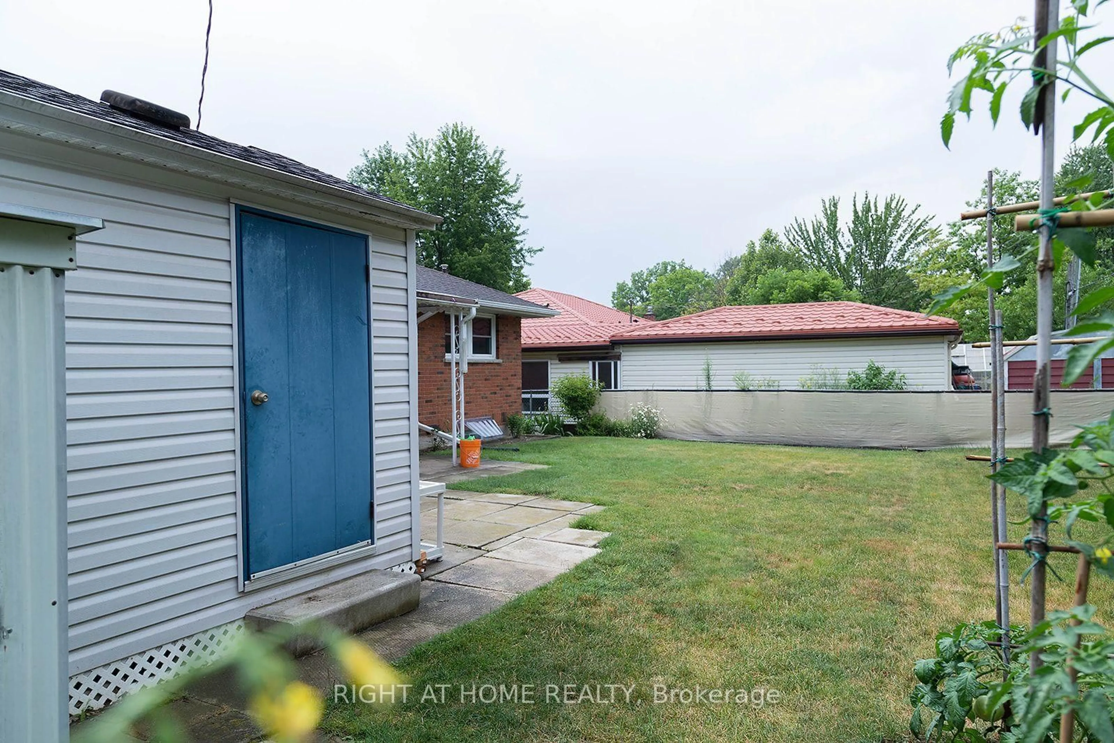 A pic from outside/outdoor area/front of a property/back of a property/a pic from drone, street for 186 King Edward Ave, London South Ontario N5Z 3T7