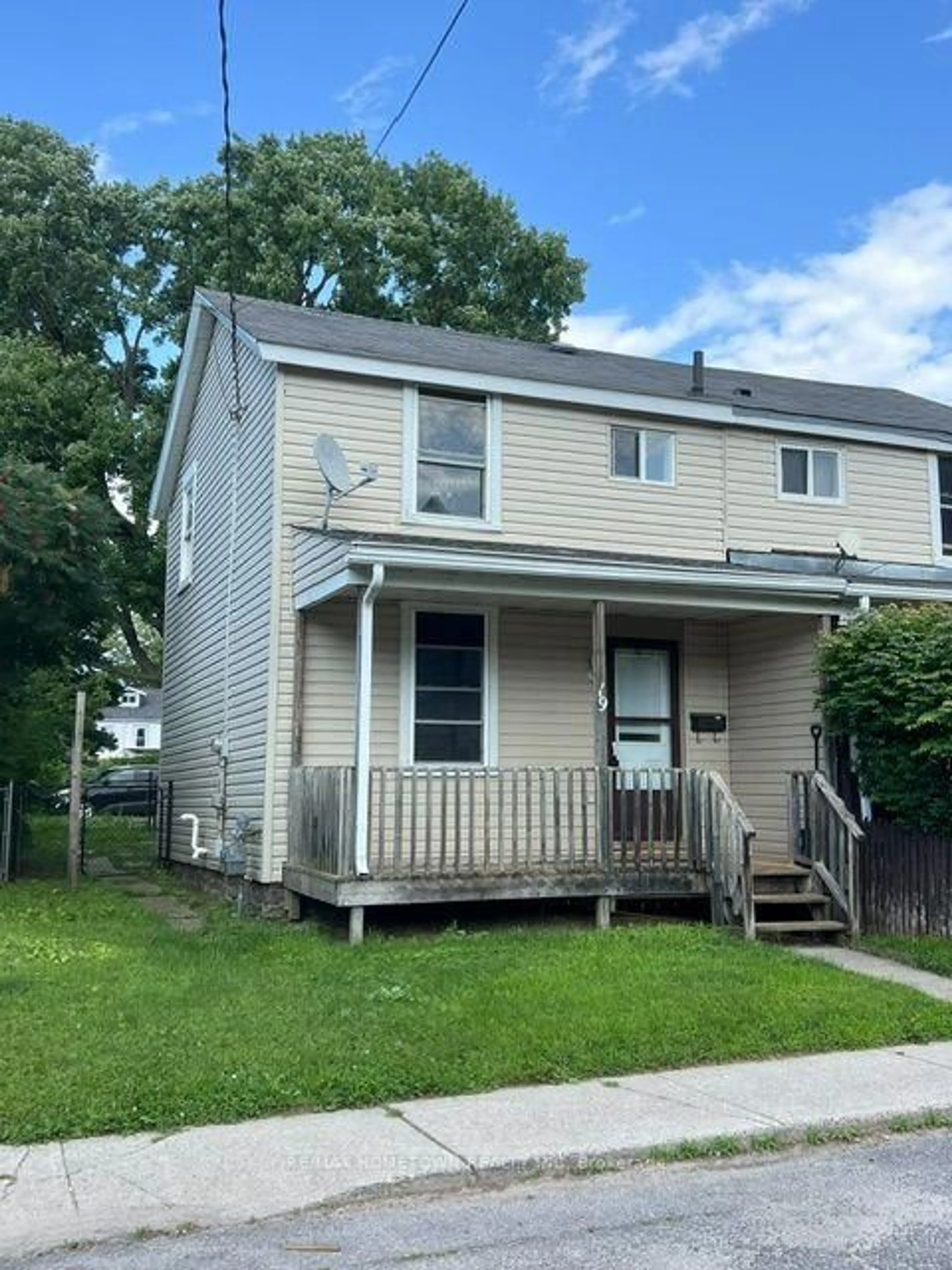 Home with vinyl exterior material, street for 19 Daniel St, Brockville Ontario K6V 4Z4