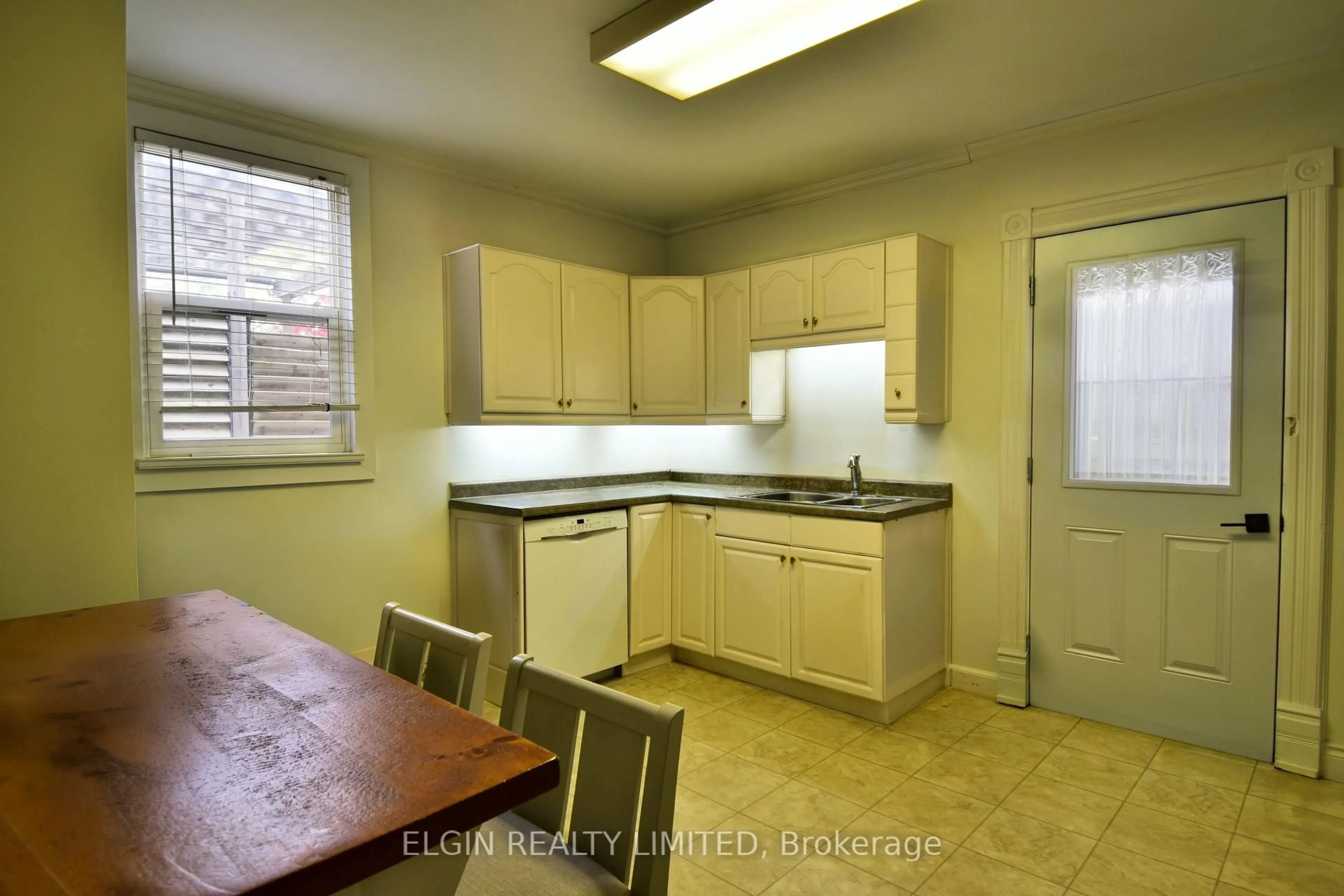 Standard kitchen, unknown for 17 Prince Albert St, St. Thomas Ontario N5R 1Z7
