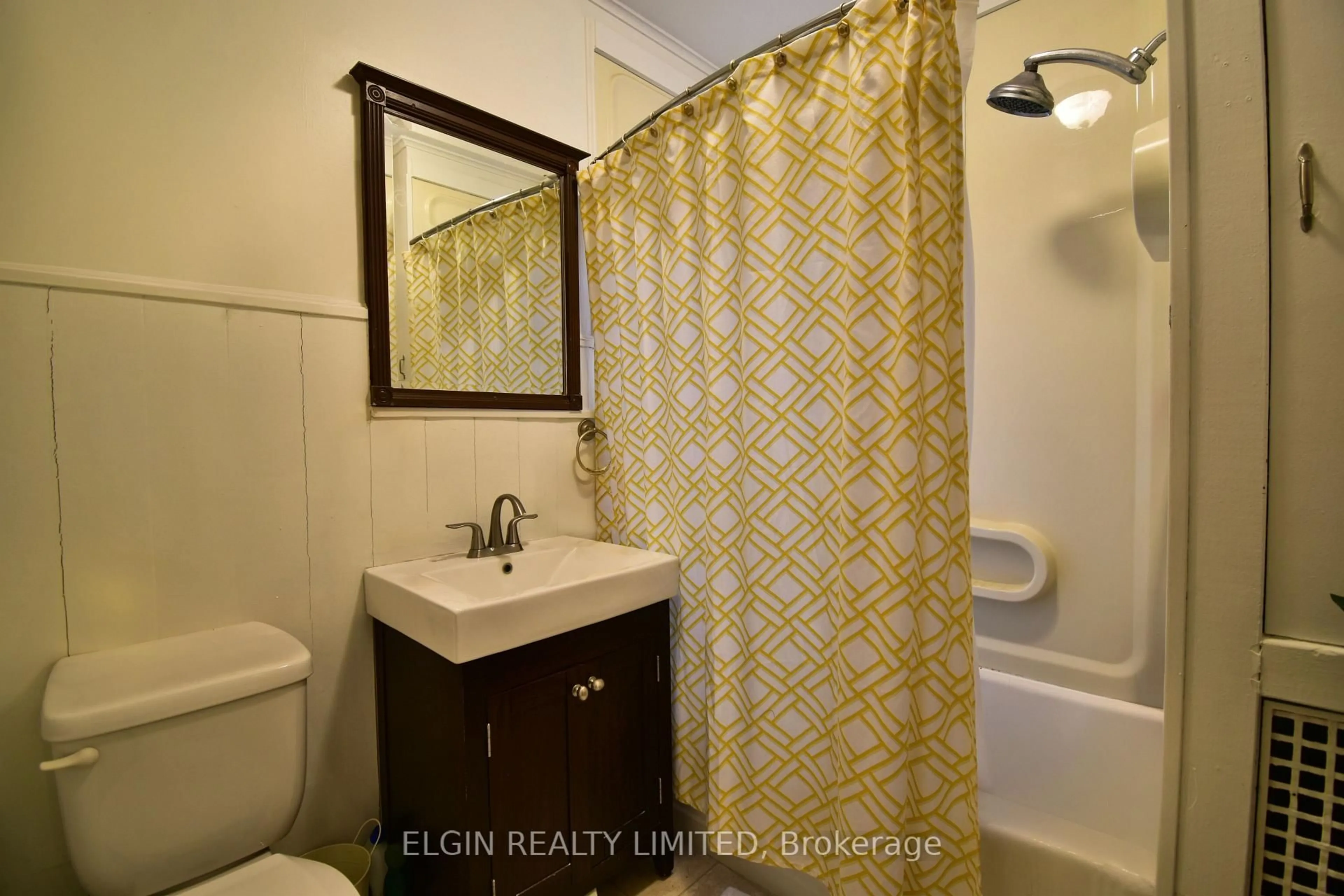 Standard bathroom, unknown for 17 Prince Albert St, St. Thomas Ontario N5R 1Z7