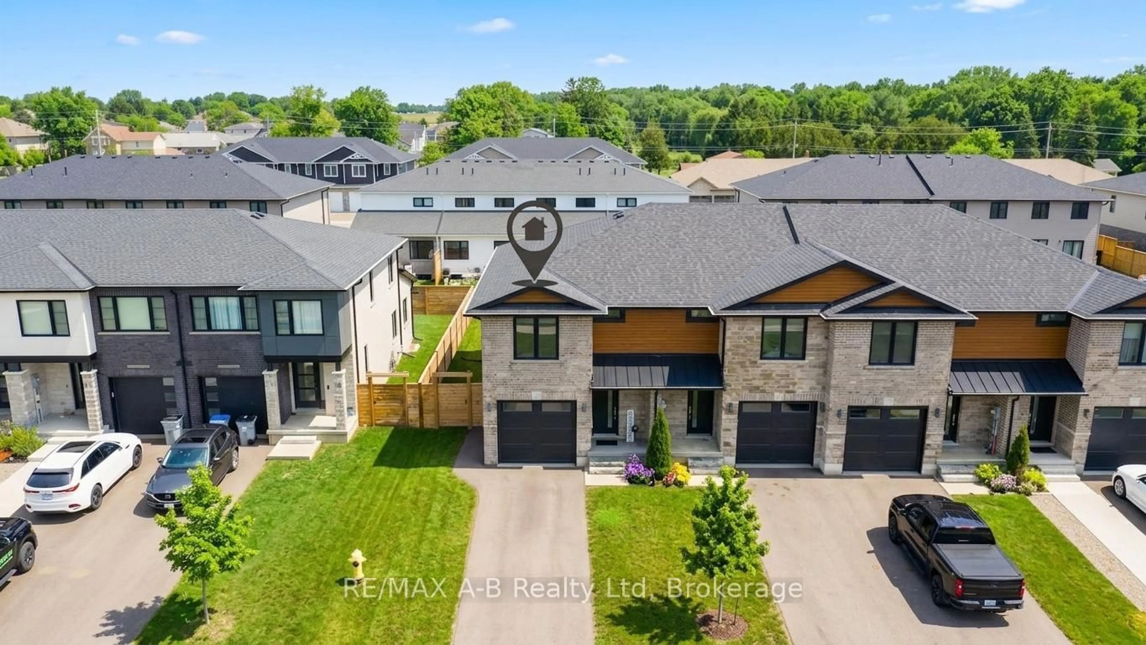 A pic from outside/outdoor area/front of a property/back of a property/a pic from drone, mountain view for 31 Trailside Dr, St. Marys Ontario N4X 0C1