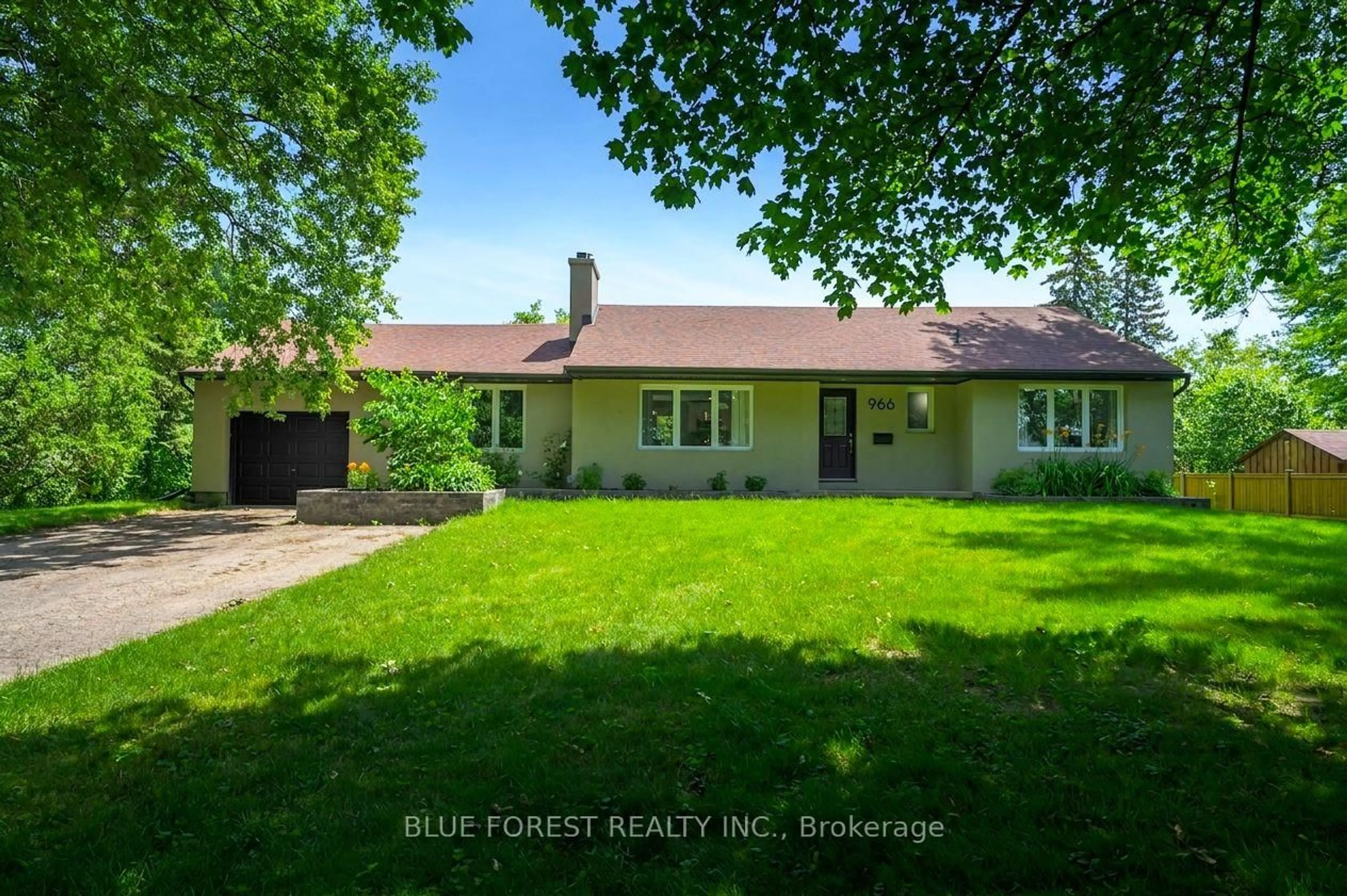 A pic from outside/outdoor area/front of a property/back of a property/a pic from drone, street for 966 Glenbanner Rd, London South Ontario N6E 1N2