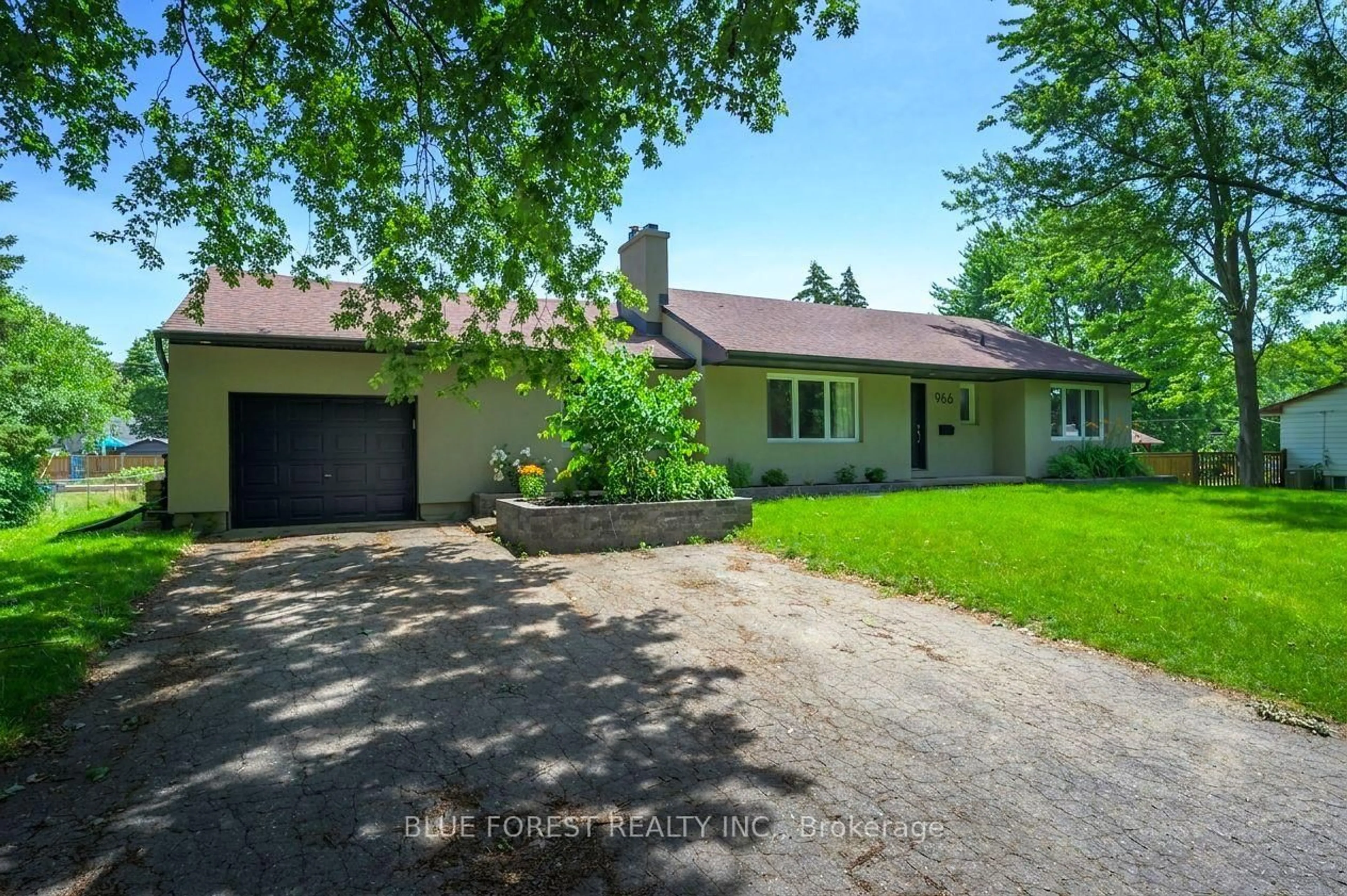 A pic from outside/outdoor area/front of a property/back of a property/a pic from drone, street for 966 Glenbanner Rd, London South Ontario N6E 1N2