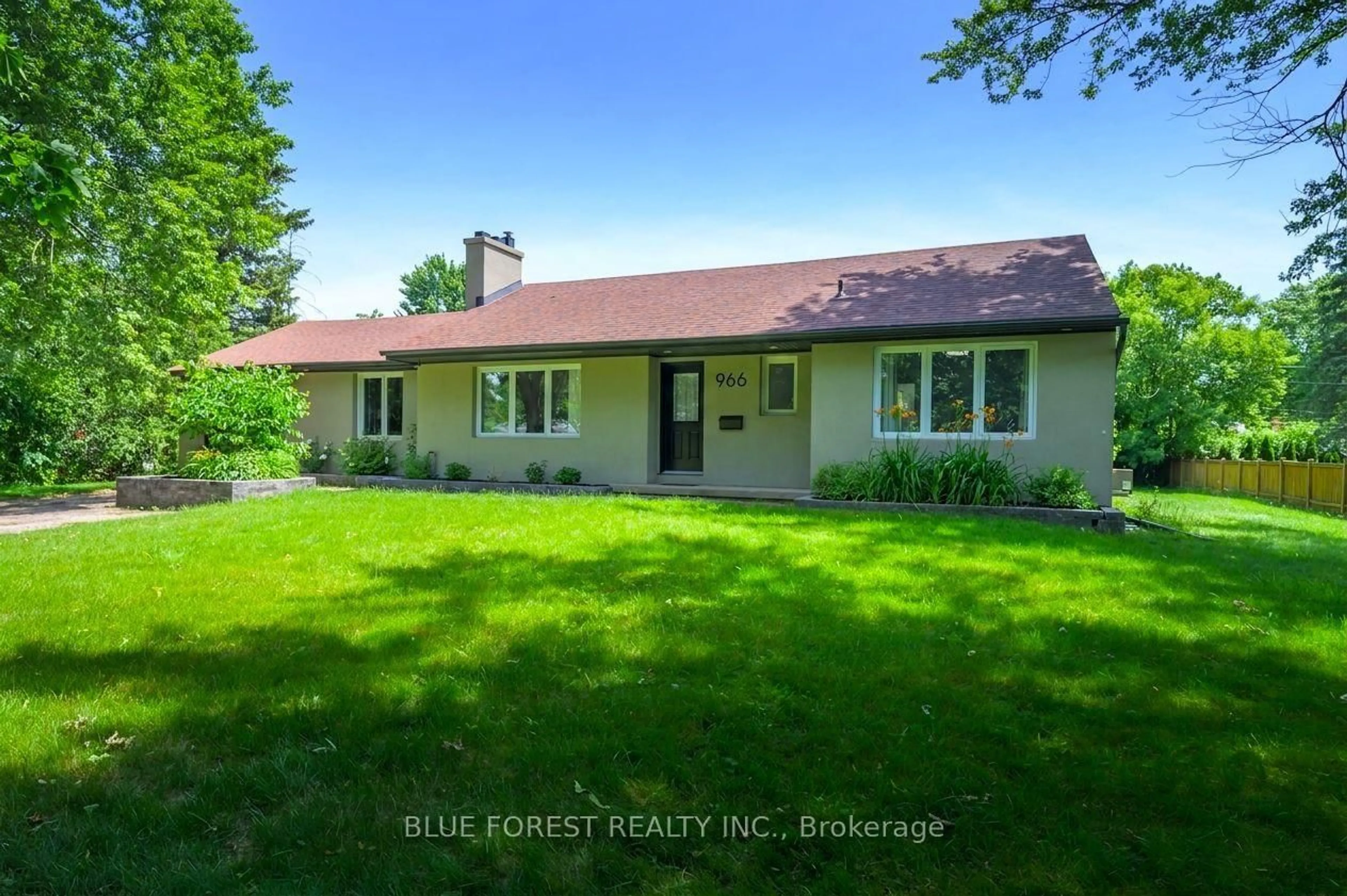 A pic from outside/outdoor area/front of a property/back of a property/a pic from drone, street for 966 Glenbanner Rd, London South Ontario N6E 1N2