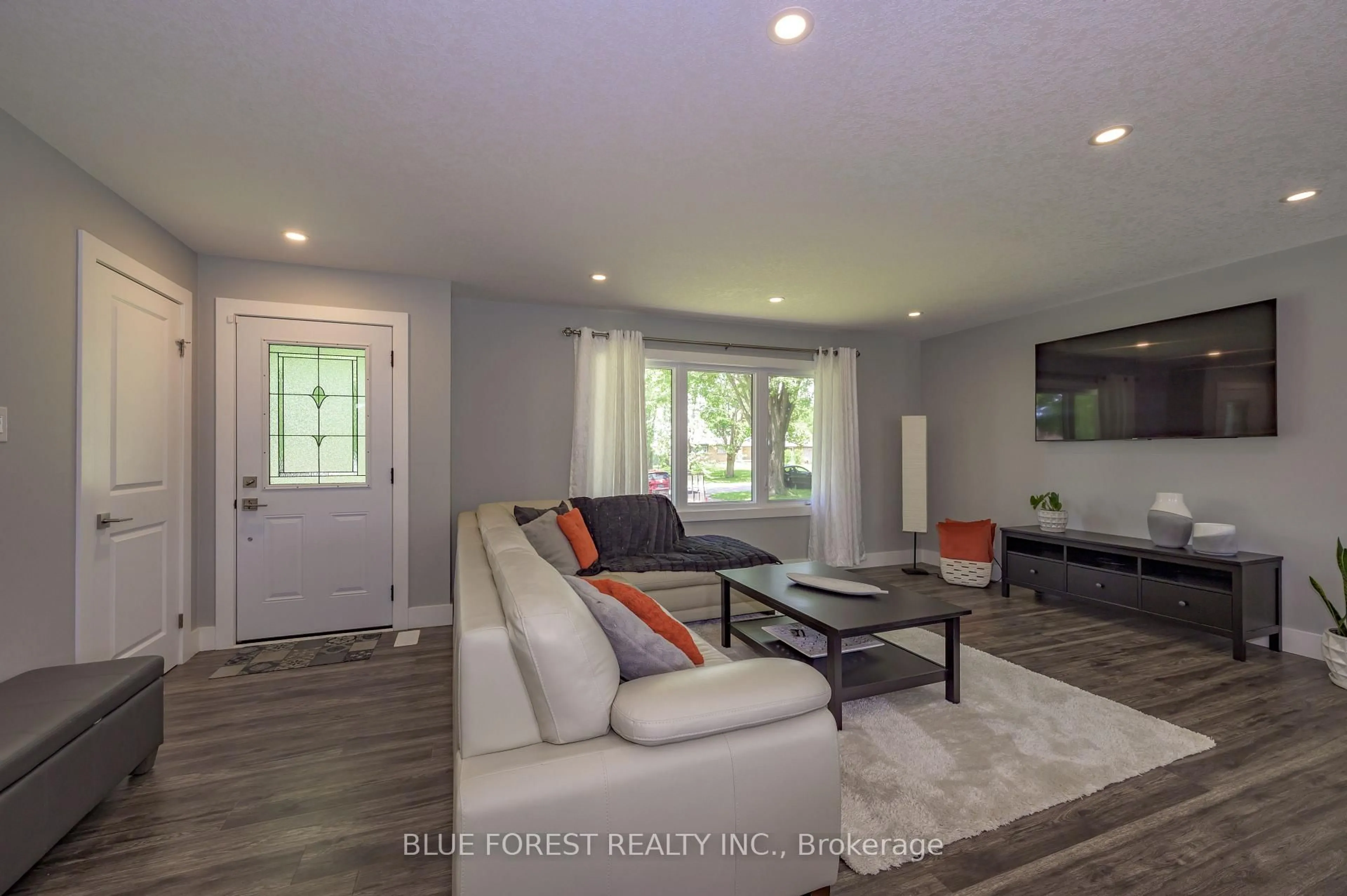 Living room with furniture, unknown for 966 Glenbanner Rd, London South Ontario N6E 1N2