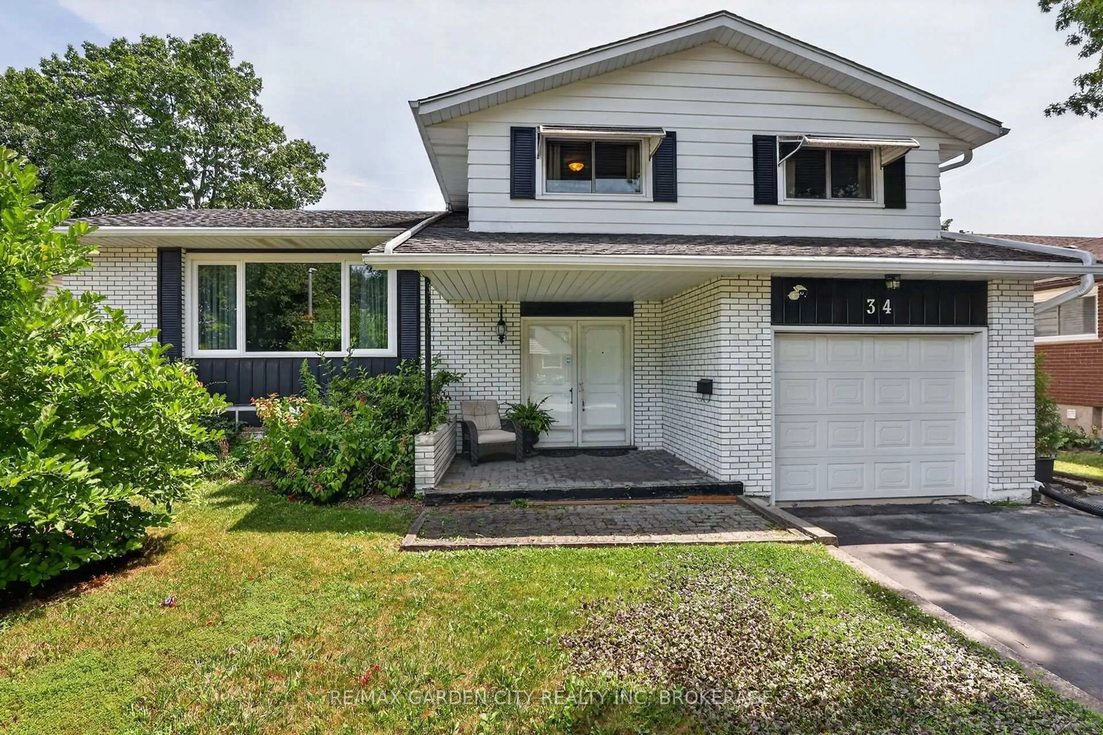 Home with vinyl exterior material, street for 34 Donna Marie Dr, Welland Ontario L3C 2X5
