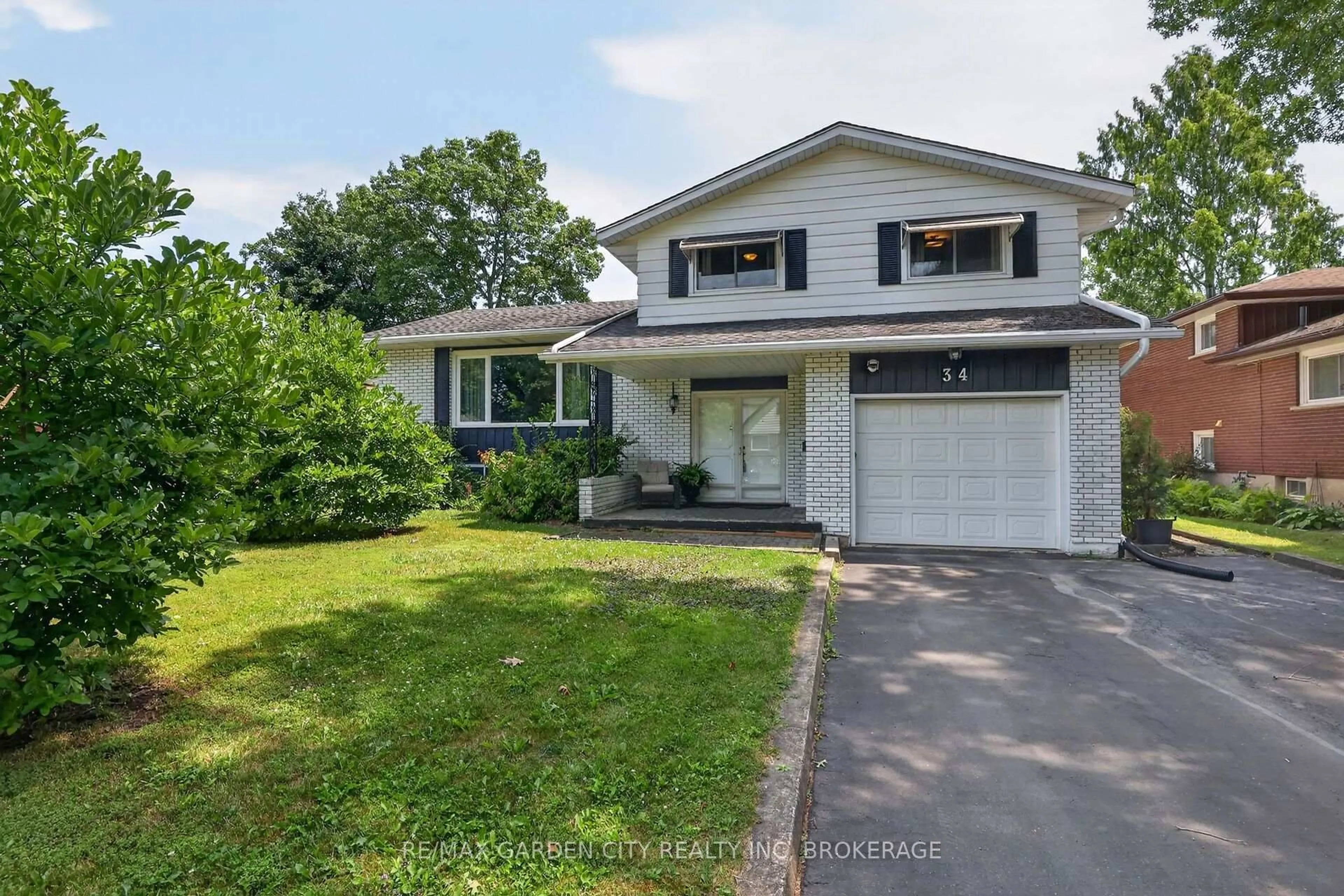 Home with vinyl exterior material, street for 34 Donna Marie Dr, Welland Ontario L3C 2X5
