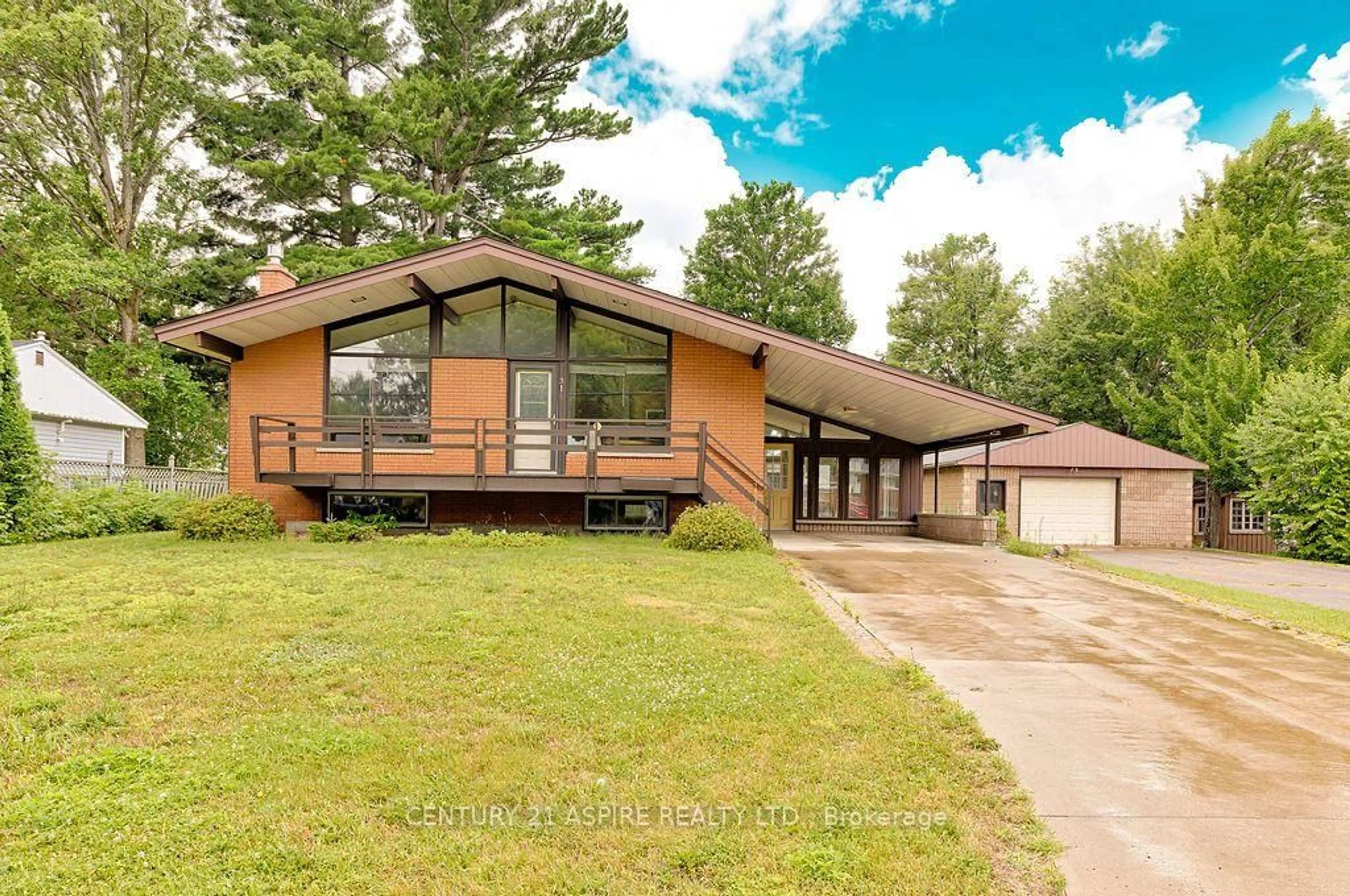 Home with vinyl exterior material, unknown for 31 Selkirk St, Petawawa Ontario K8H 1P1