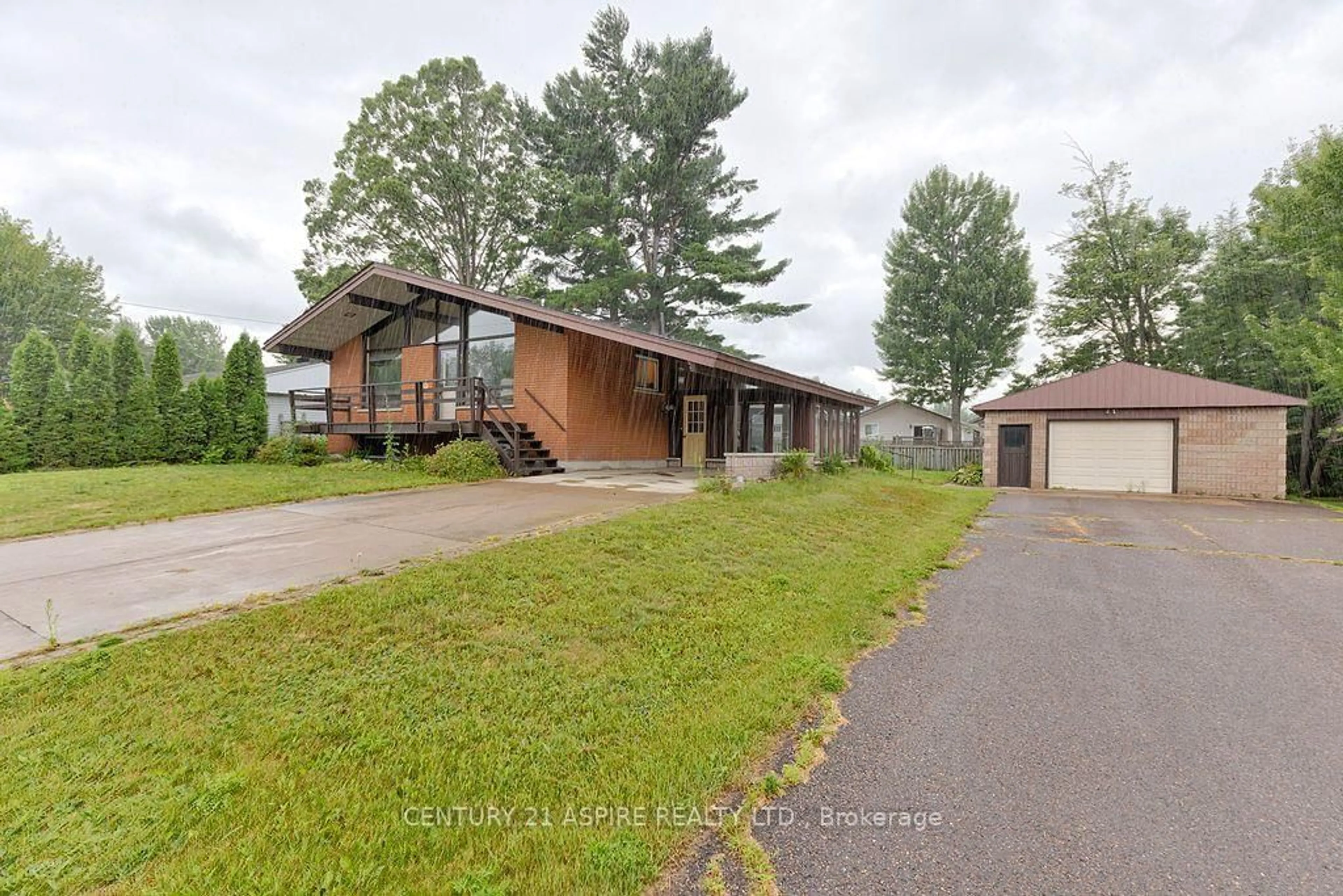 Unknown for 31 Selkirk St, Petawawa Ontario K8H 1P1