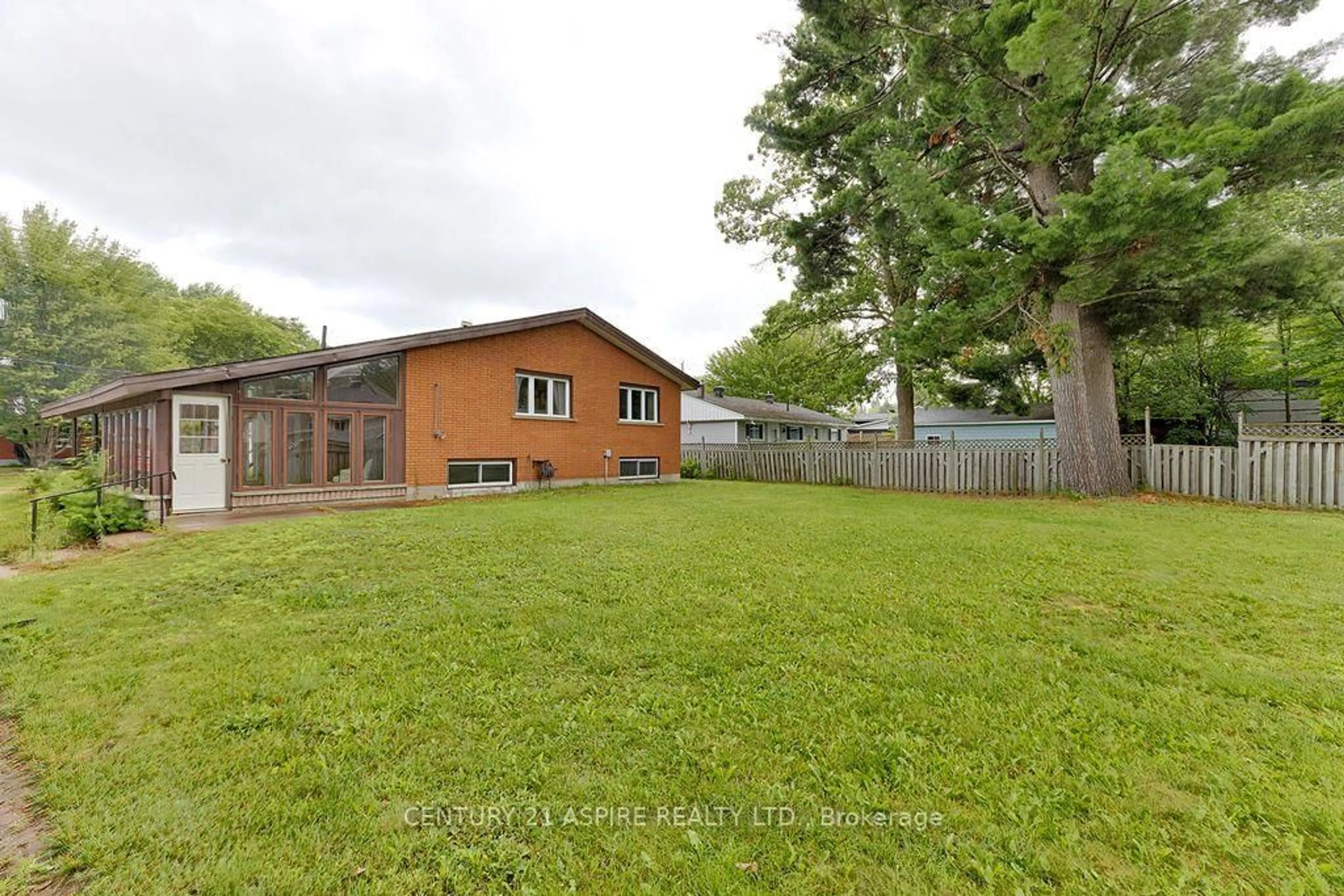 A pic from outside/outdoor area/front of a property/back of a property/a pic from drone, unknown for 31 Selkirk St, Petawawa Ontario K8H 1P1