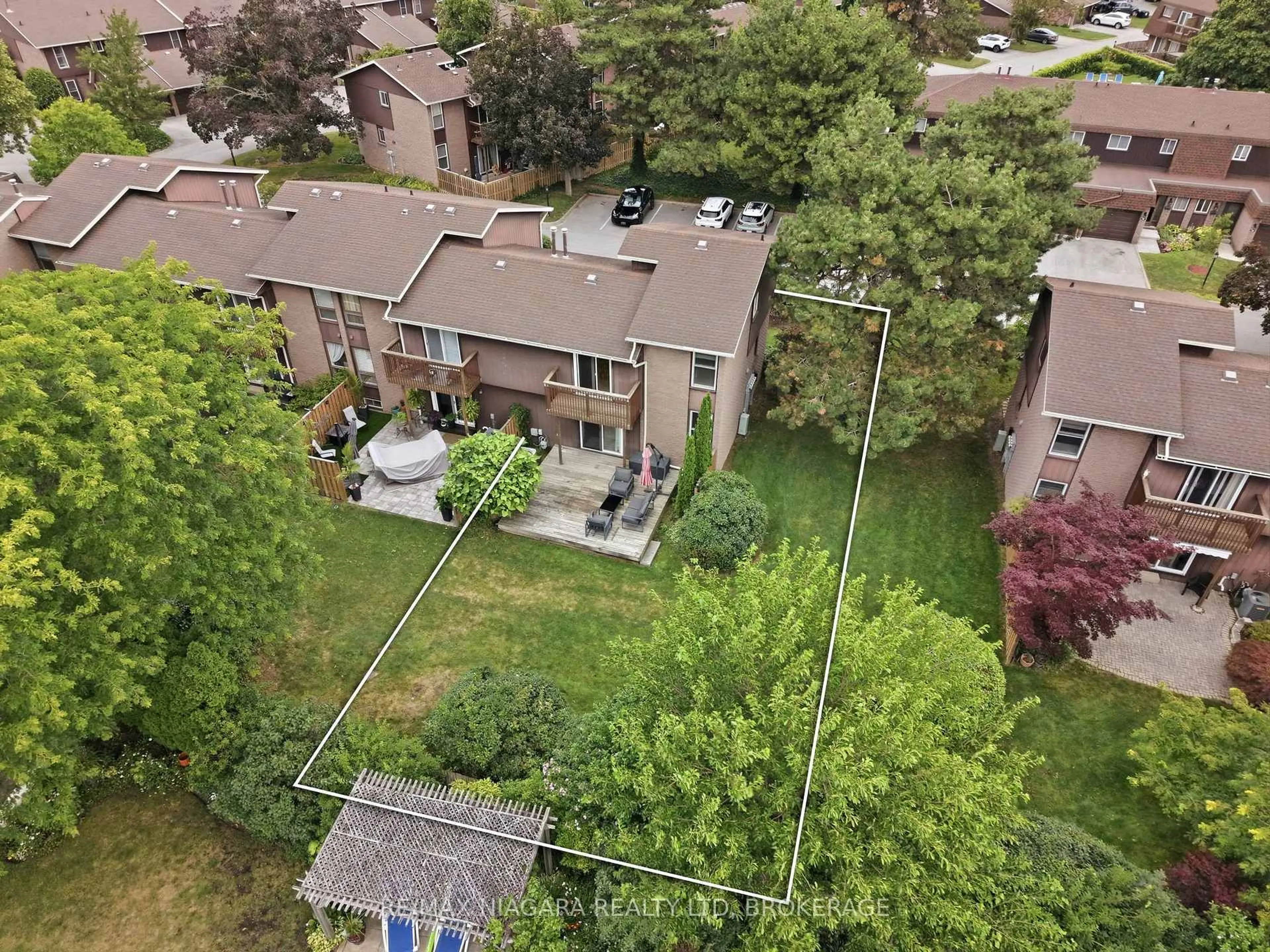 A pic from outside/outdoor area/front of a property/back of a property/a pic from drone, street for 122 Lakeshore Rd #24, St. Catharines Ontario L2N 6N6