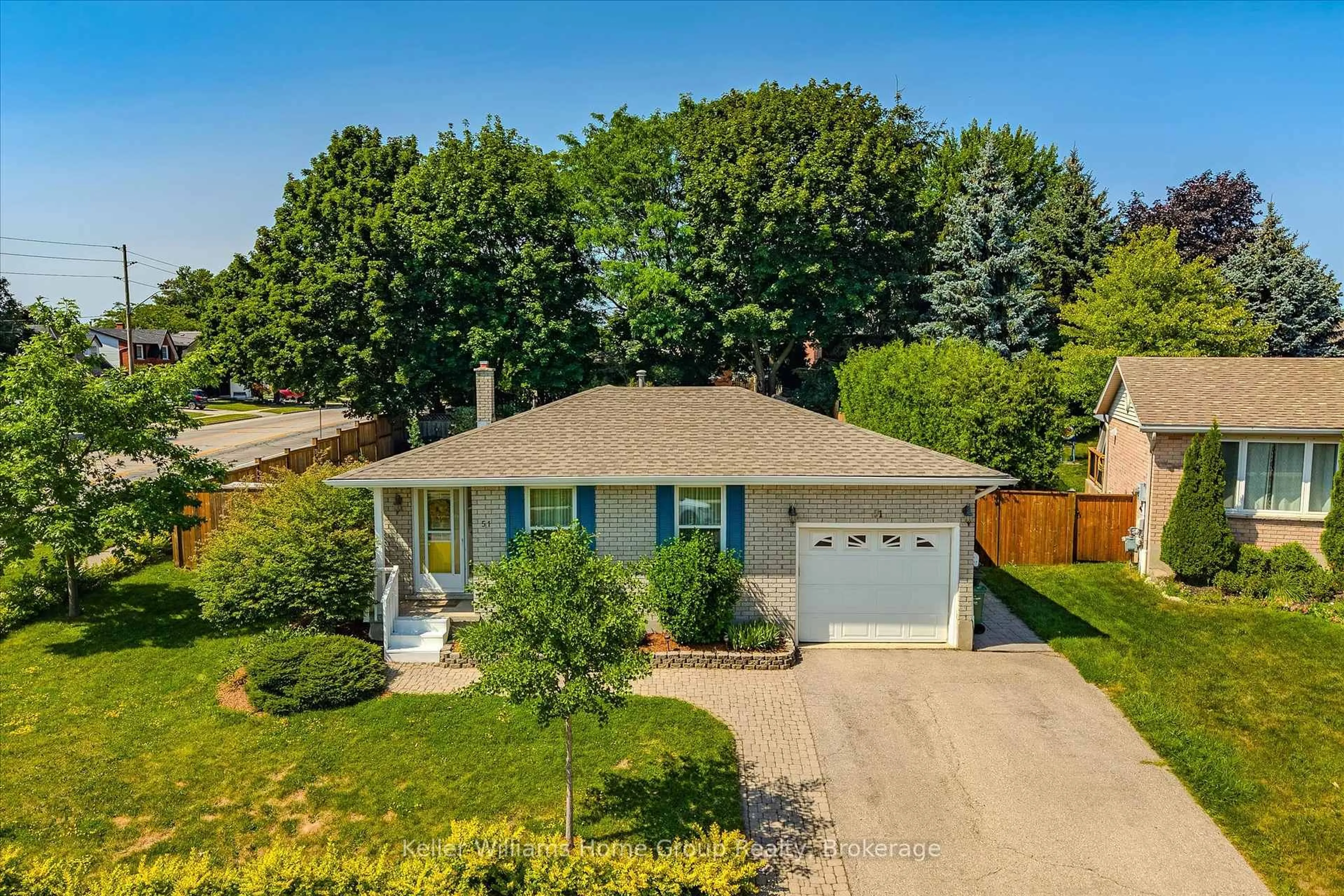A pic from outside/outdoor area/front of a property/back of a property/a pic from drone, street for 51 Dunhill Cres, Guelph Ontario N1H 7Z8