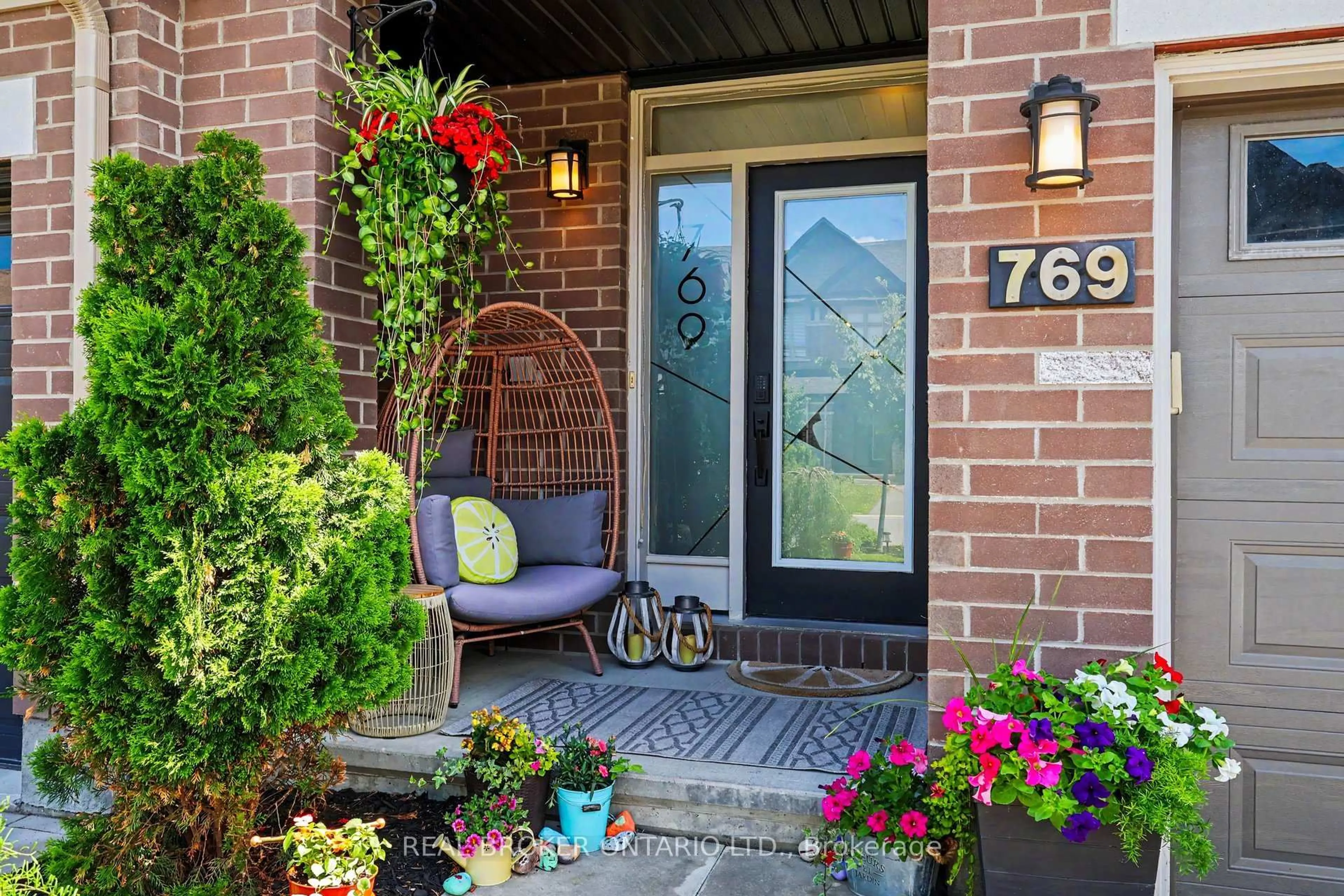 Indoor entryway for 769 Cairn Cres, Ottawa Ontario K1W 0P4