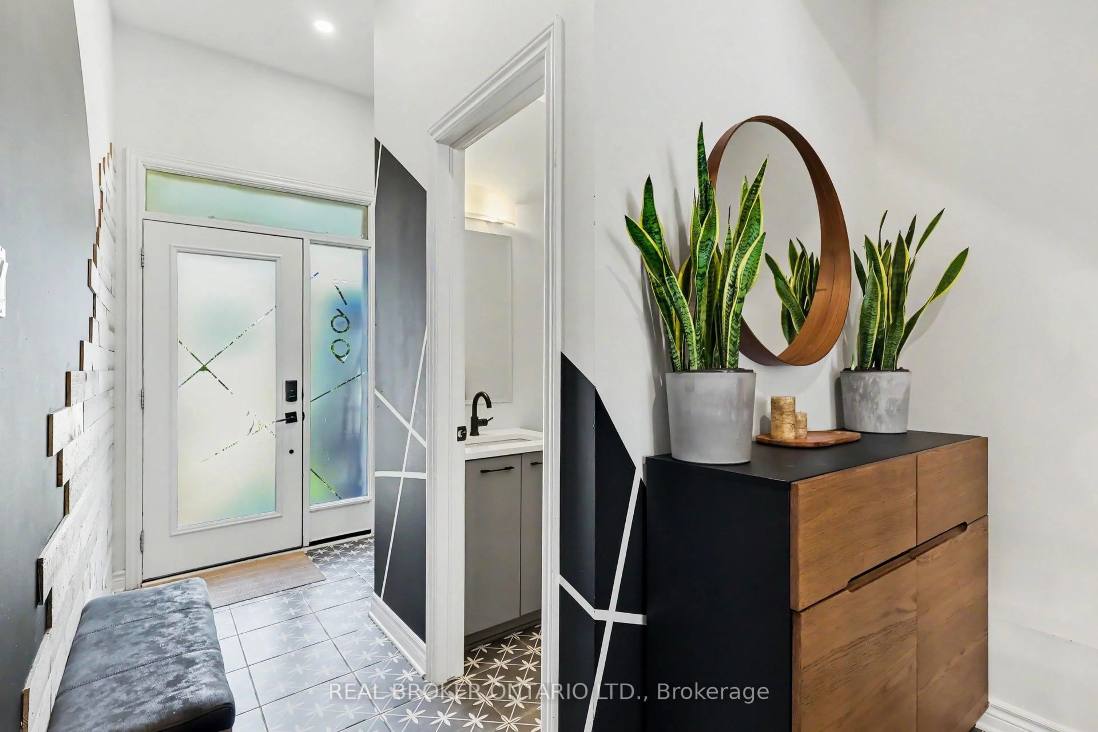 Indoor entryway for 769 Cairn Cres, Ottawa Ontario K1W 0P4