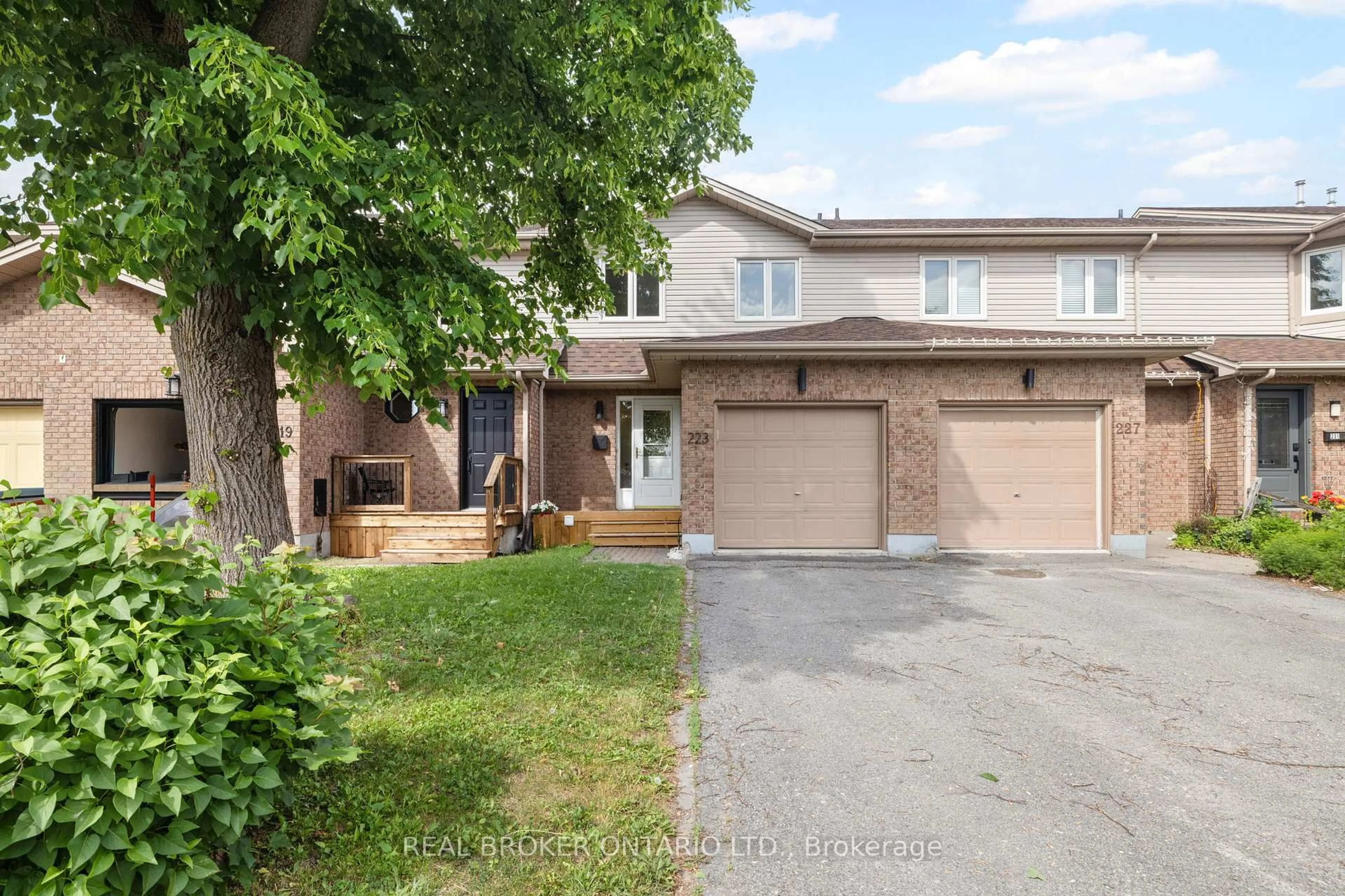 A pic from outside/outdoor area/front of a property/back of a property/a pic from drone, street for 223 Jamieson St, Almonte Ontario K0A 1A0